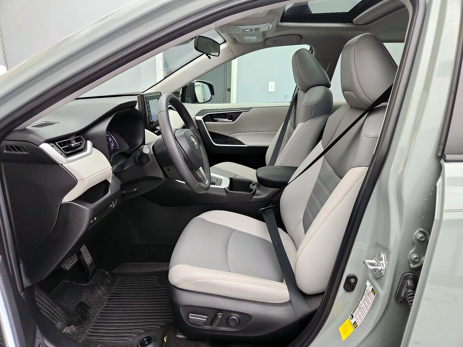 Thumbnail: 2022 Toyota RAV4 - 11