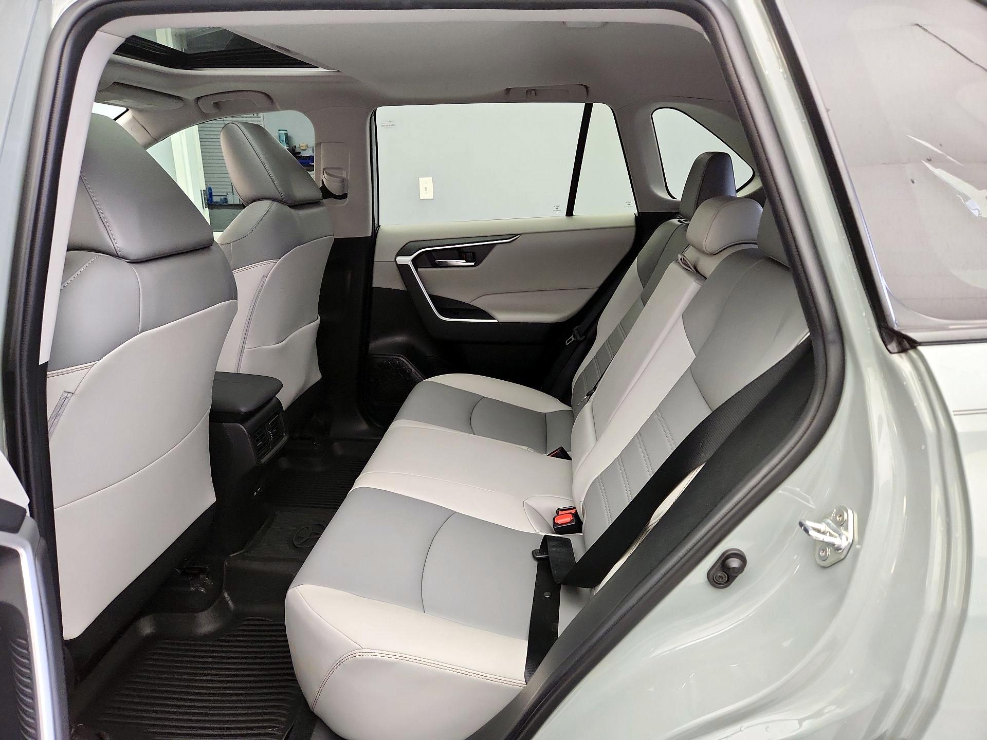 Thumbnail: 2022 Toyota RAV4 - 20