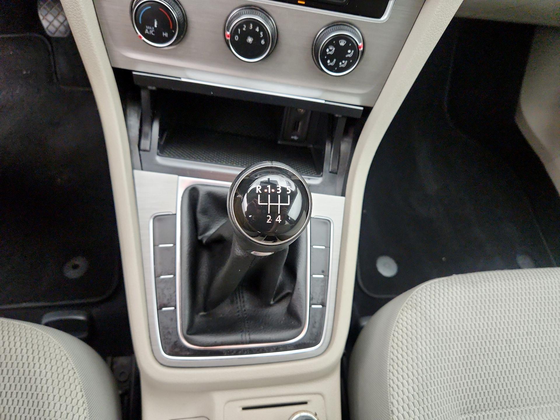 Thumbnail: 2016 Volkswagen Golf - 17