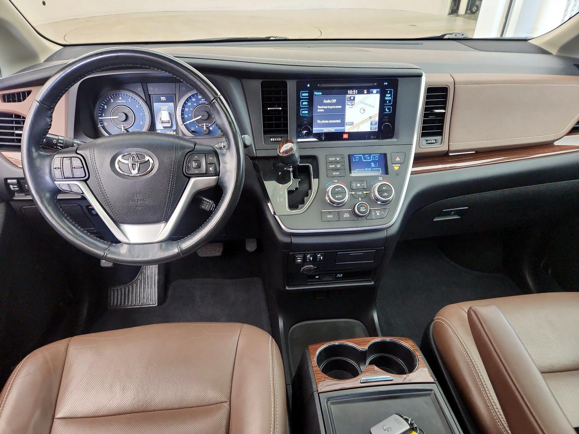 Thumbnail: 2017 Toyota Sienna - 9