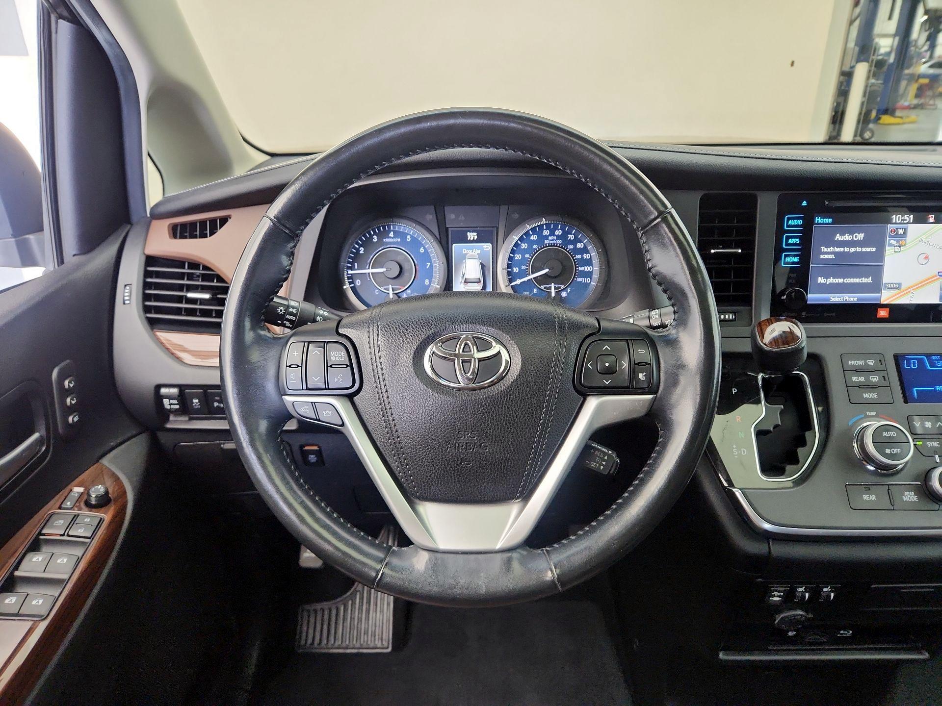 Thumbnail: 2017 Toyota Sienna - 10