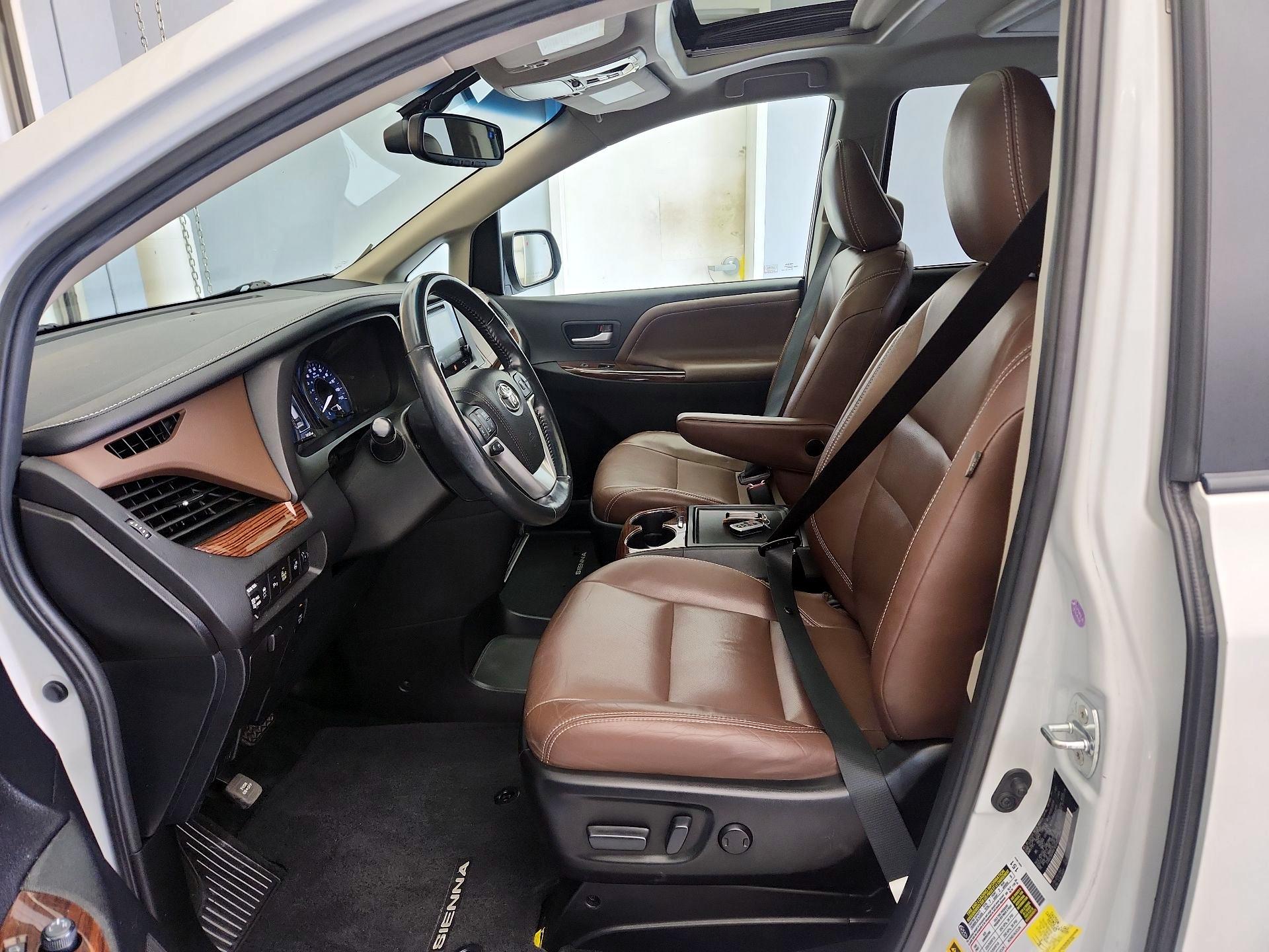 Thumbnail: 2017 Toyota Sienna - 11