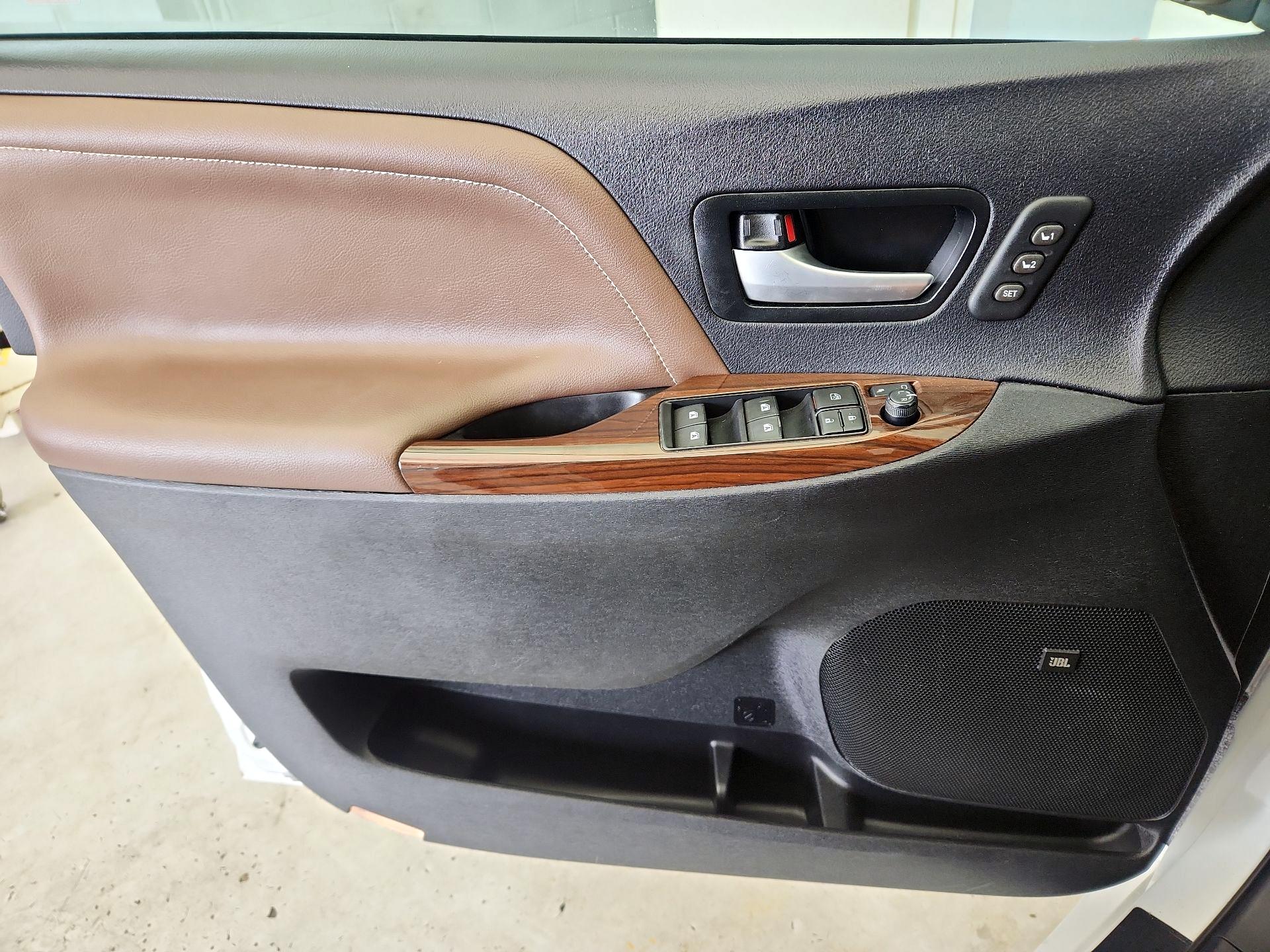 Thumbnail: 2017 Toyota Sienna - 12