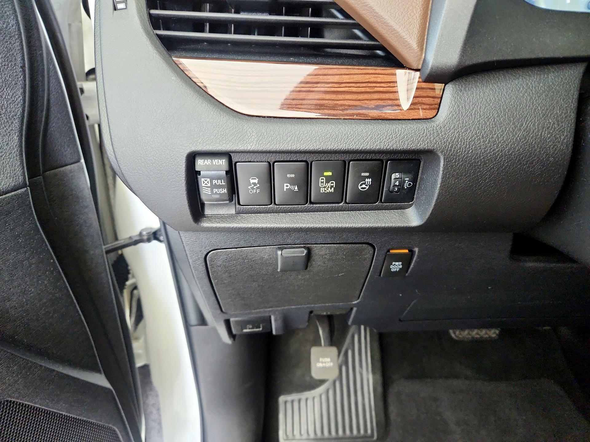 Thumbnail: 2017 Toyota Sienna - 13