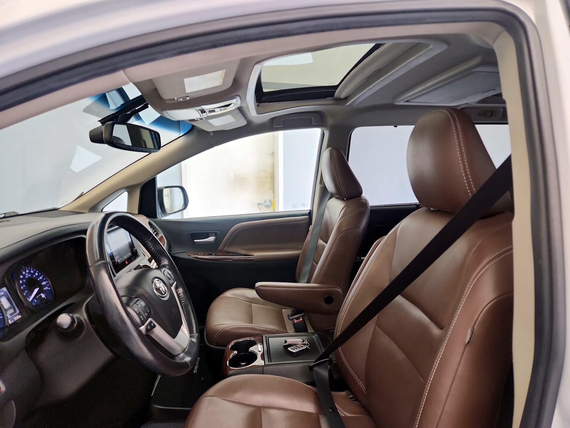 Thumbnail: 2017 Toyota Sienna - 18