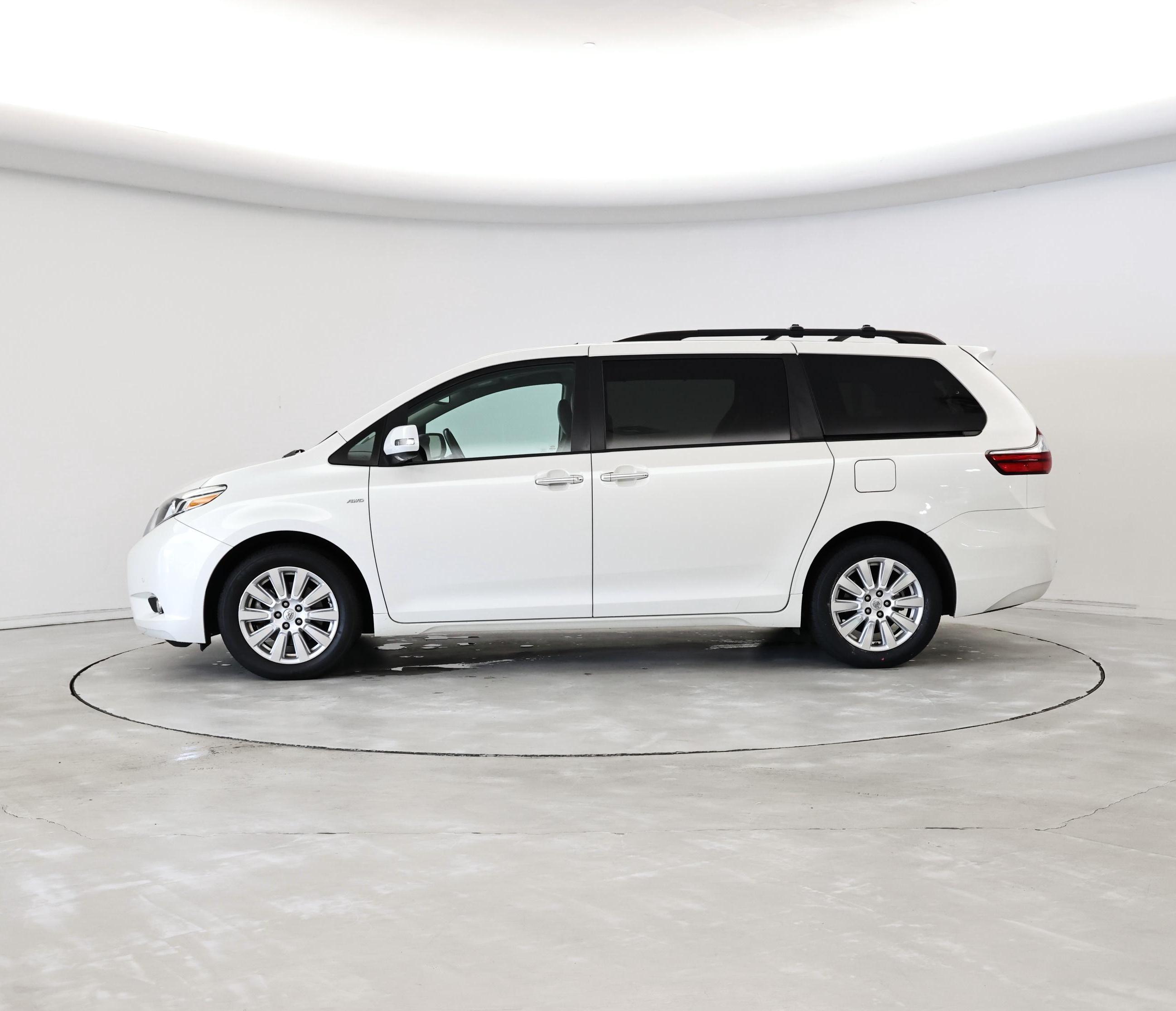 Thumbnail: 2017 Toyota Sienna - 3
