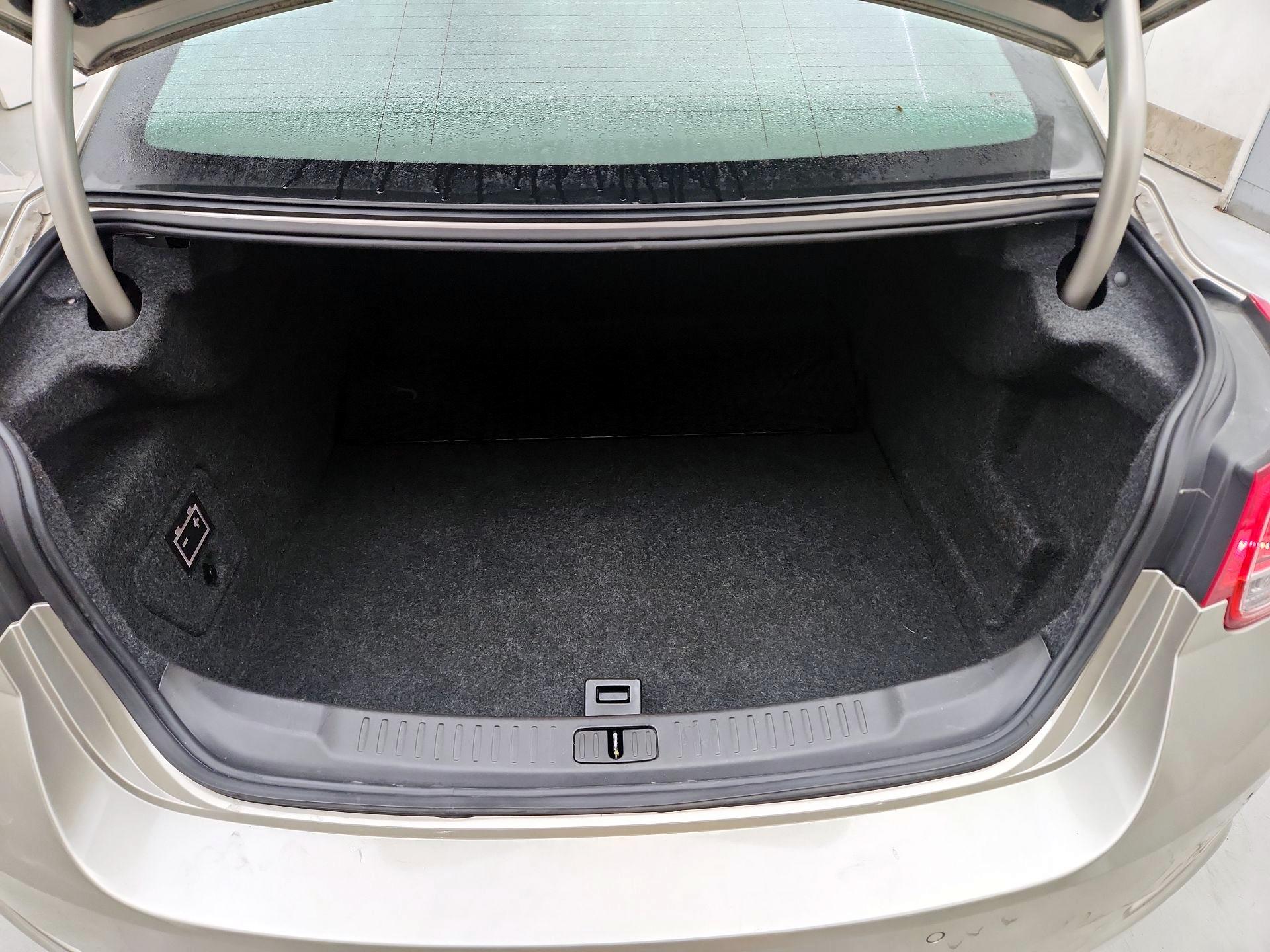 Thumbnail: 2016 Chevrolet Malibu - 19