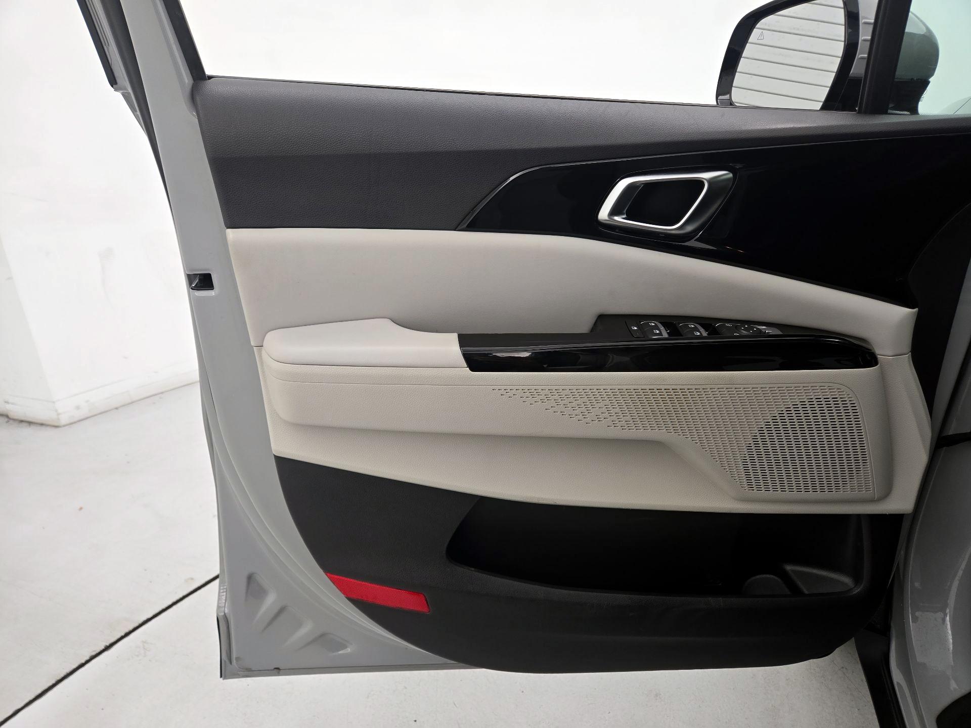Thumbnail: 2022 Kia Carnival - 12
