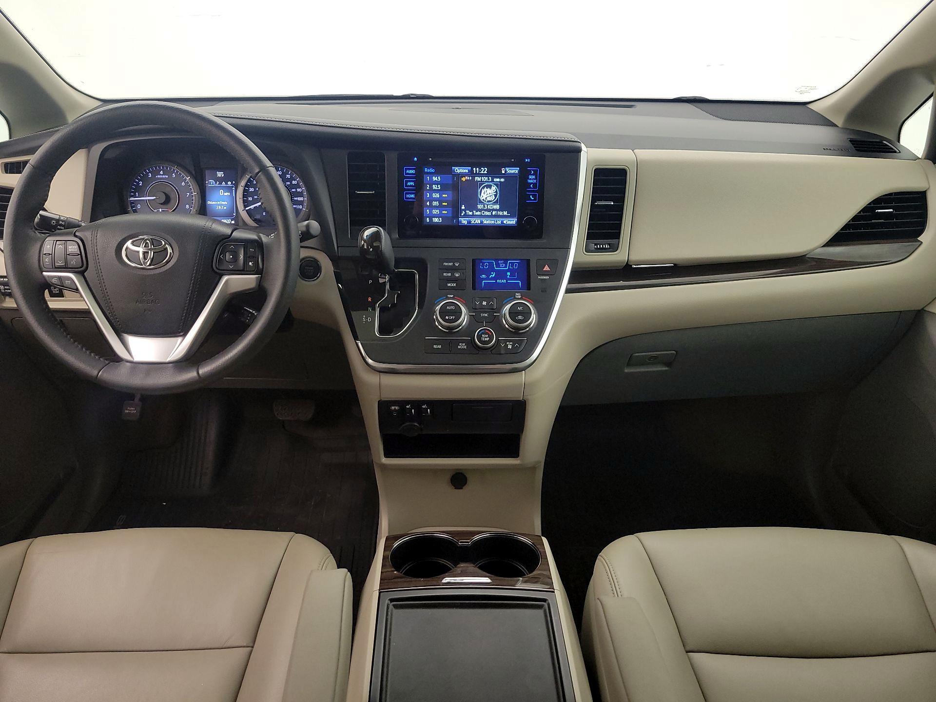 Thumbnail: 2017 Toyota Sienna - 9