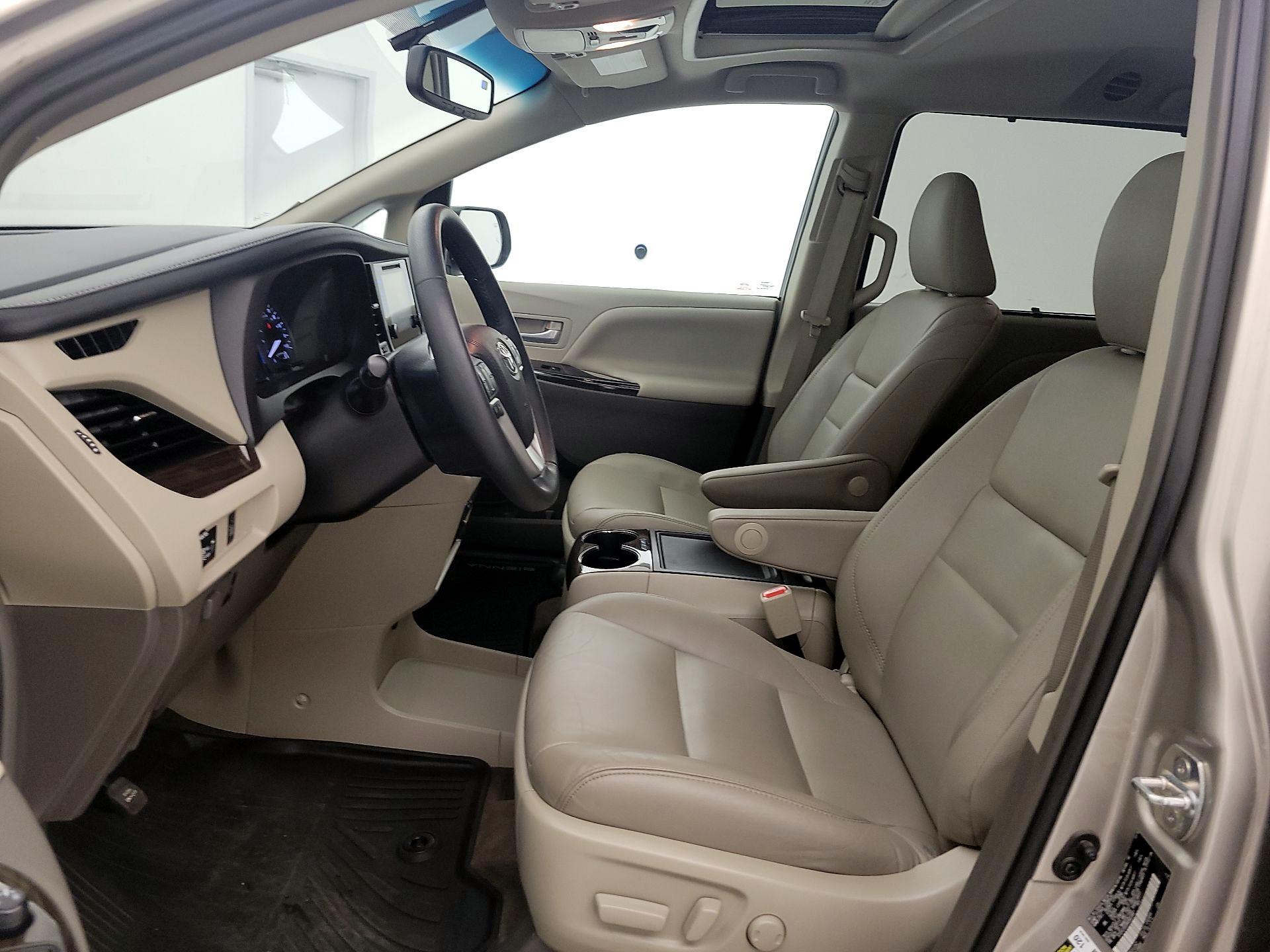 Thumbnail: 2017 Toyota Sienna - 11