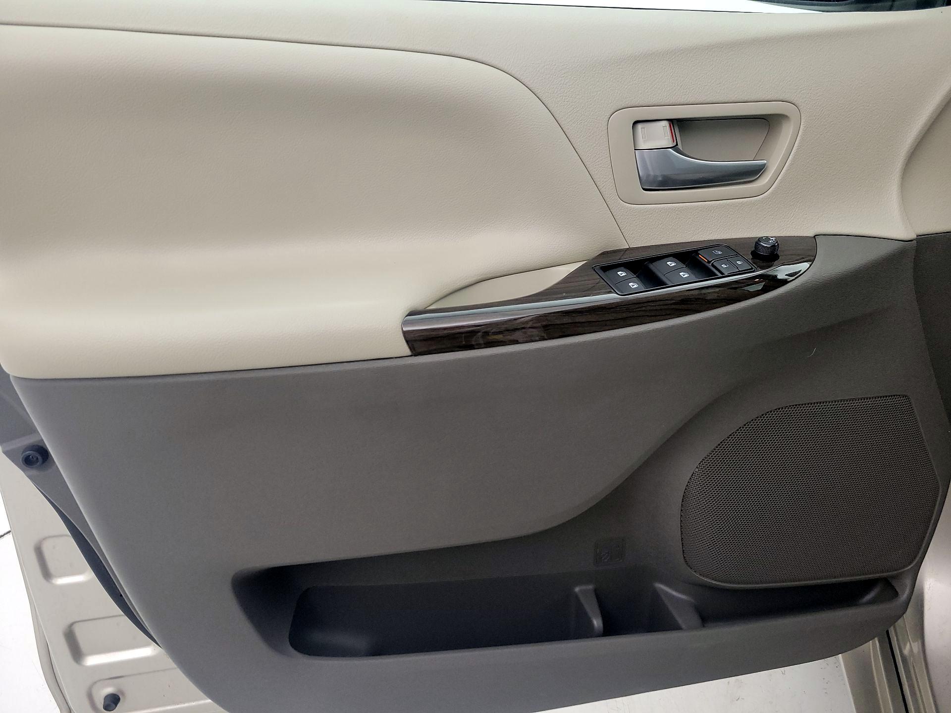 Thumbnail: 2017 Toyota Sienna - 12
