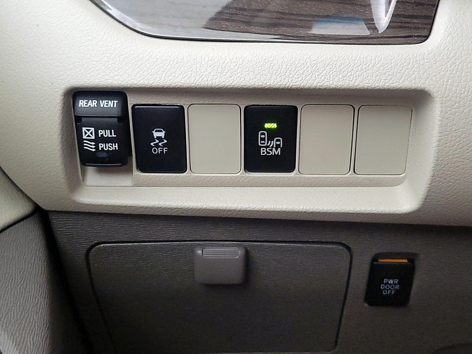 Thumbnail: 2017 Toyota Sienna - 13