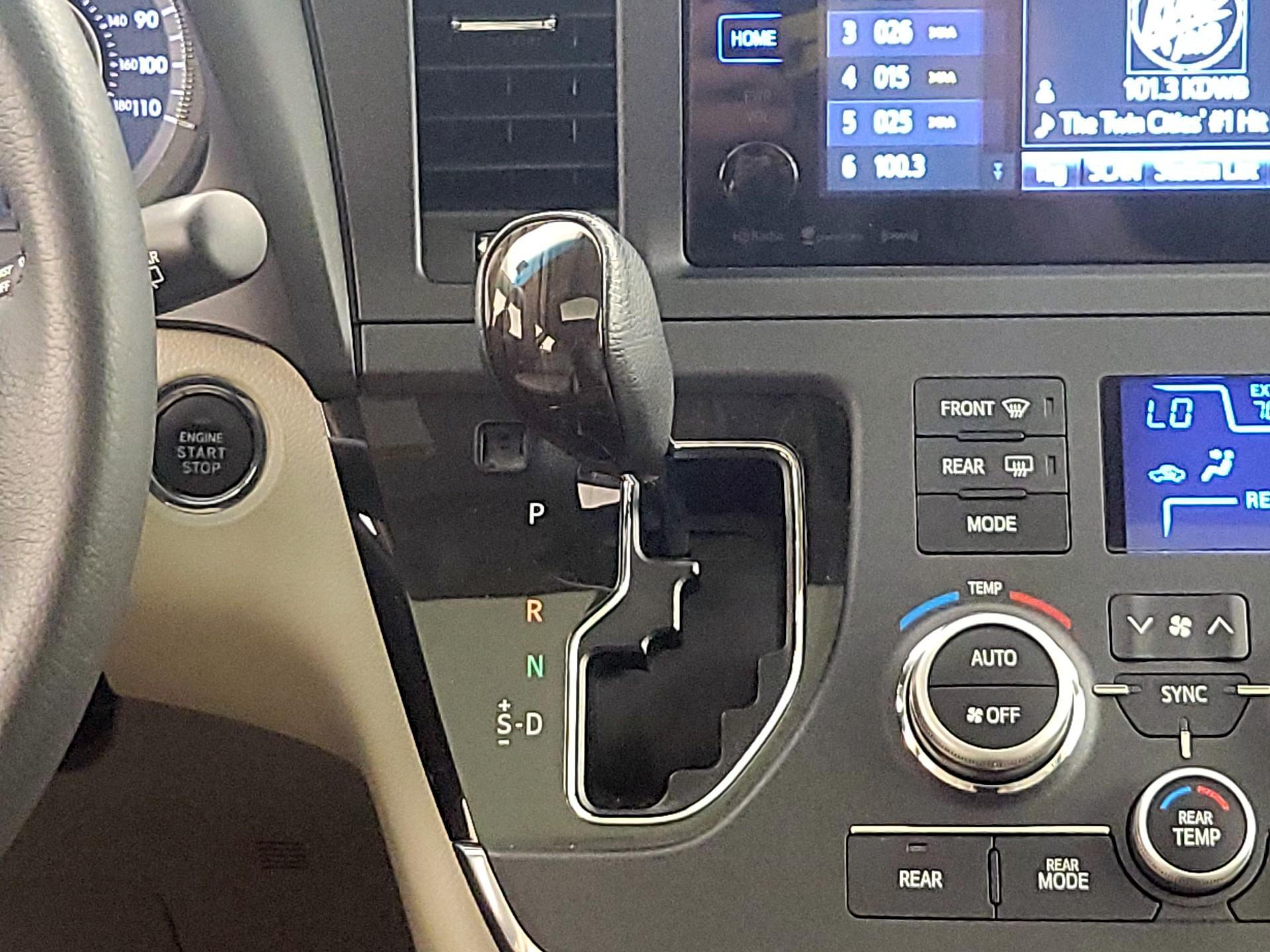 Thumbnail: 2017 Toyota Sienna - 17
