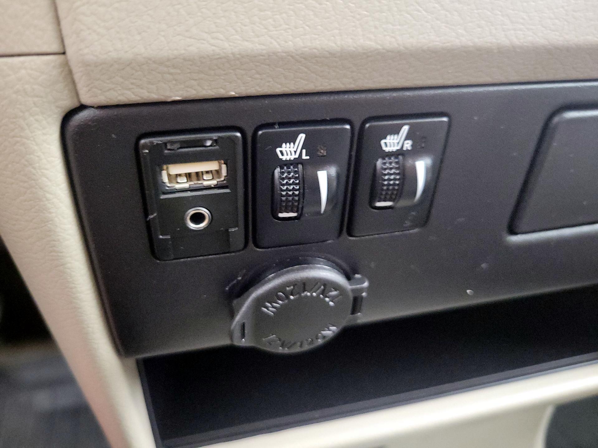 Thumbnail: 2017 Toyota Sienna - 18