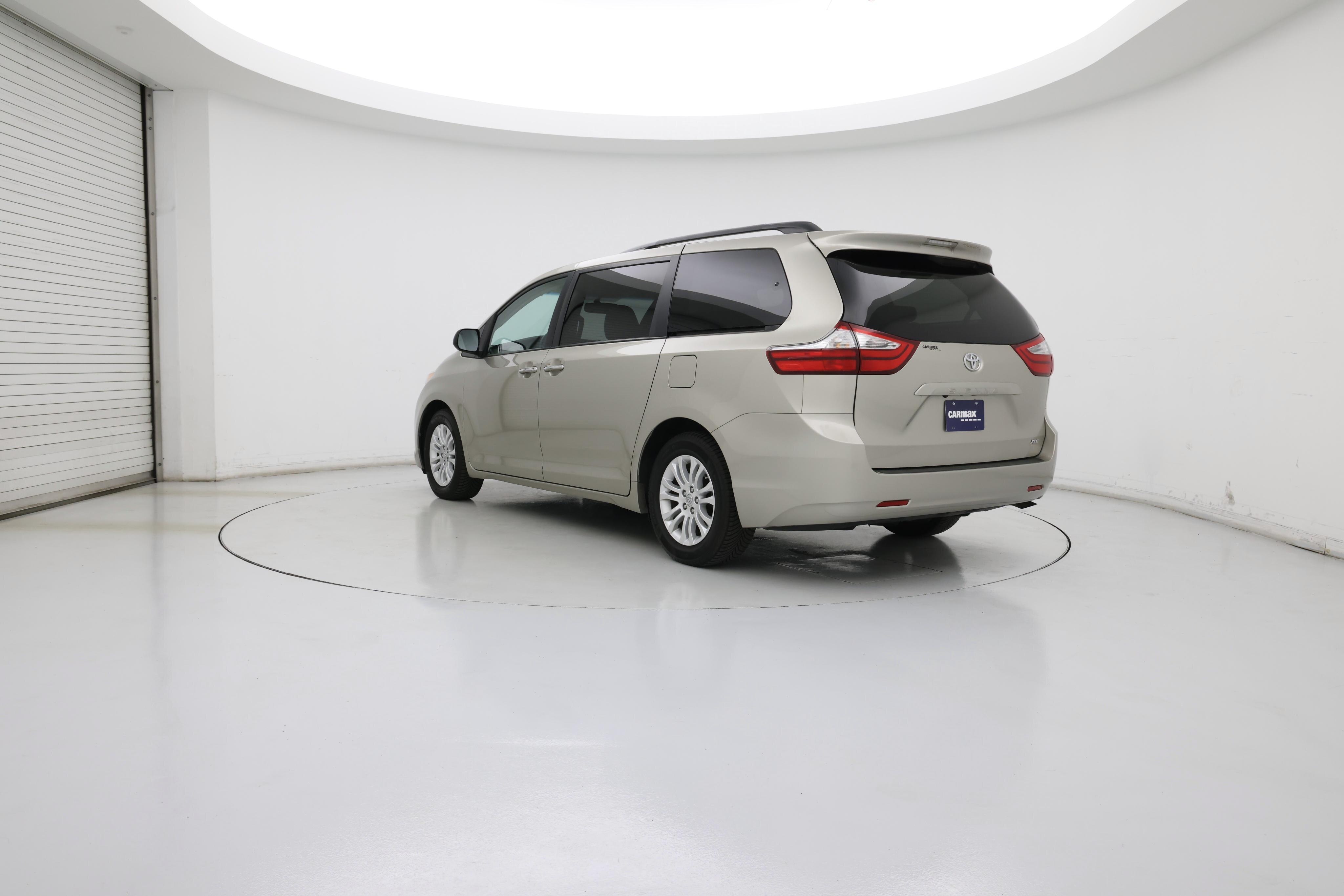 Thumbnail: 2017 Toyota Sienna - 2