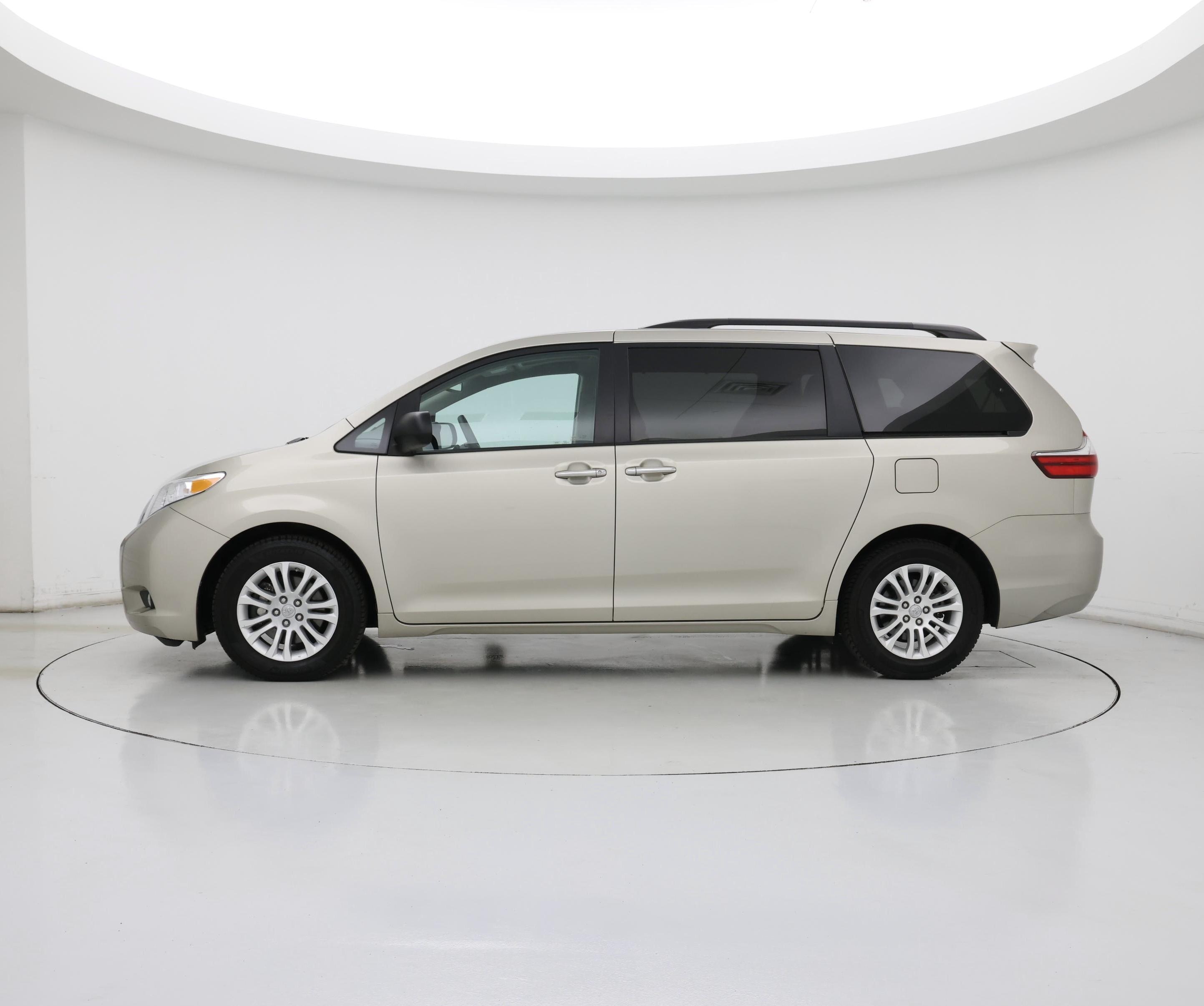 Thumbnail: 2017 Toyota Sienna - 3