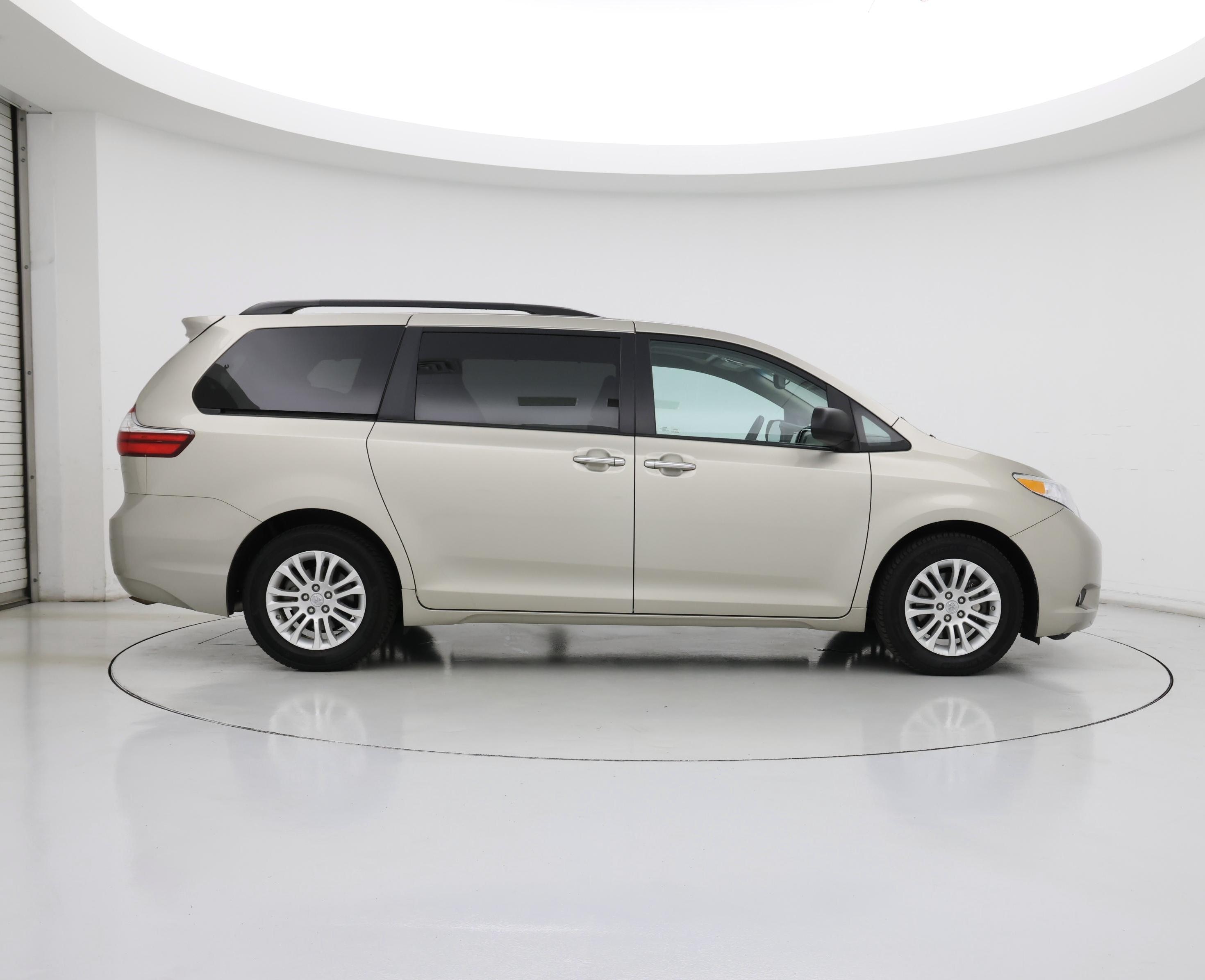 Thumbnail: 2017 Toyota Sienna - 7