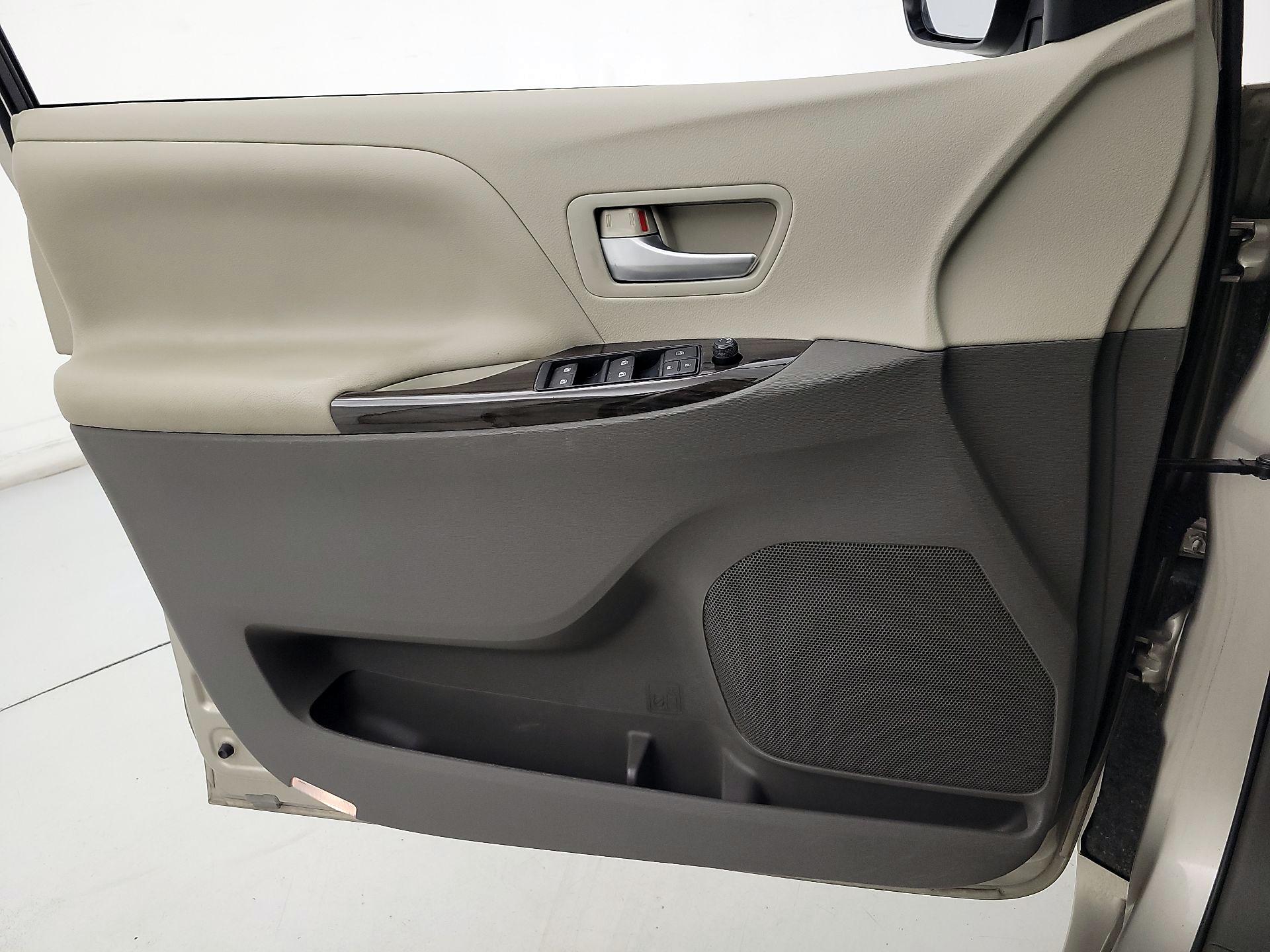 Thumbnail: 2015 Toyota Sienna - 12