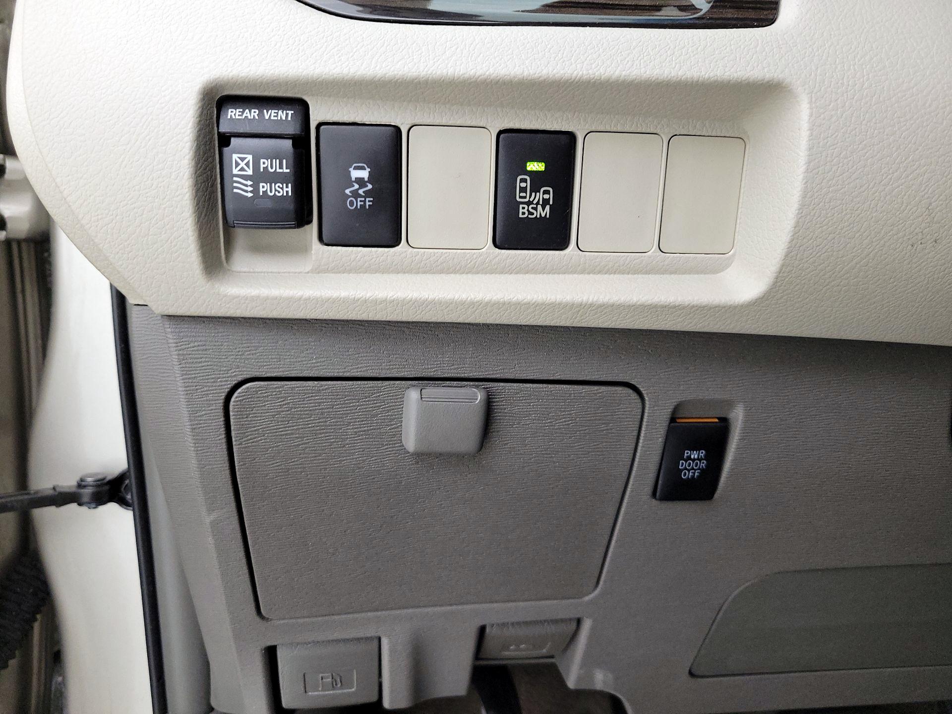 Thumbnail: 2015 Toyota Sienna - 13