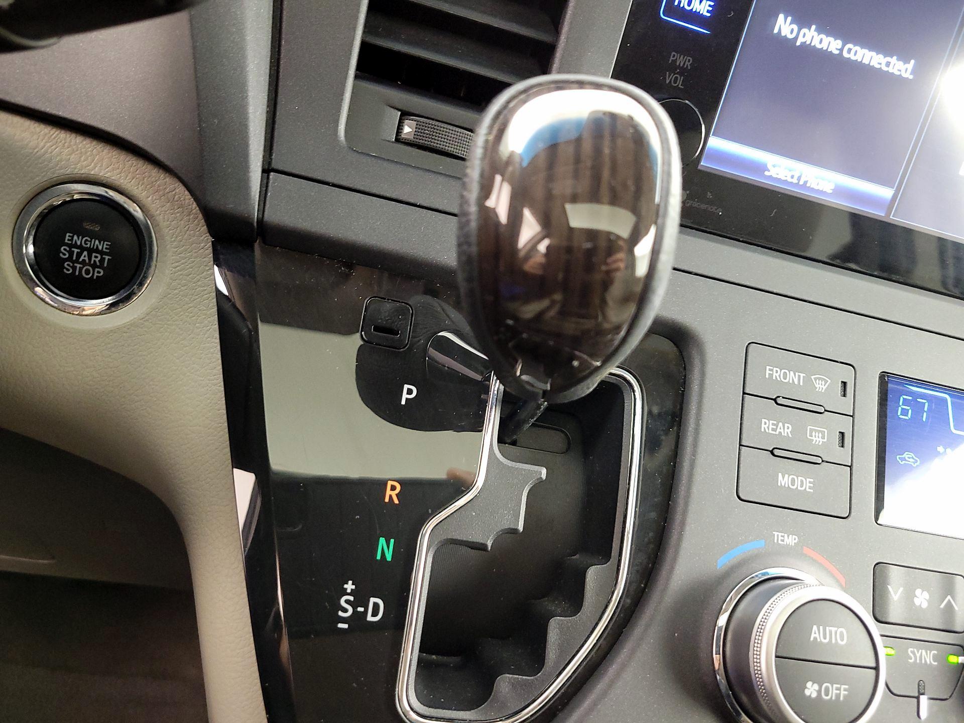 Thumbnail: 2015 Toyota Sienna - 17