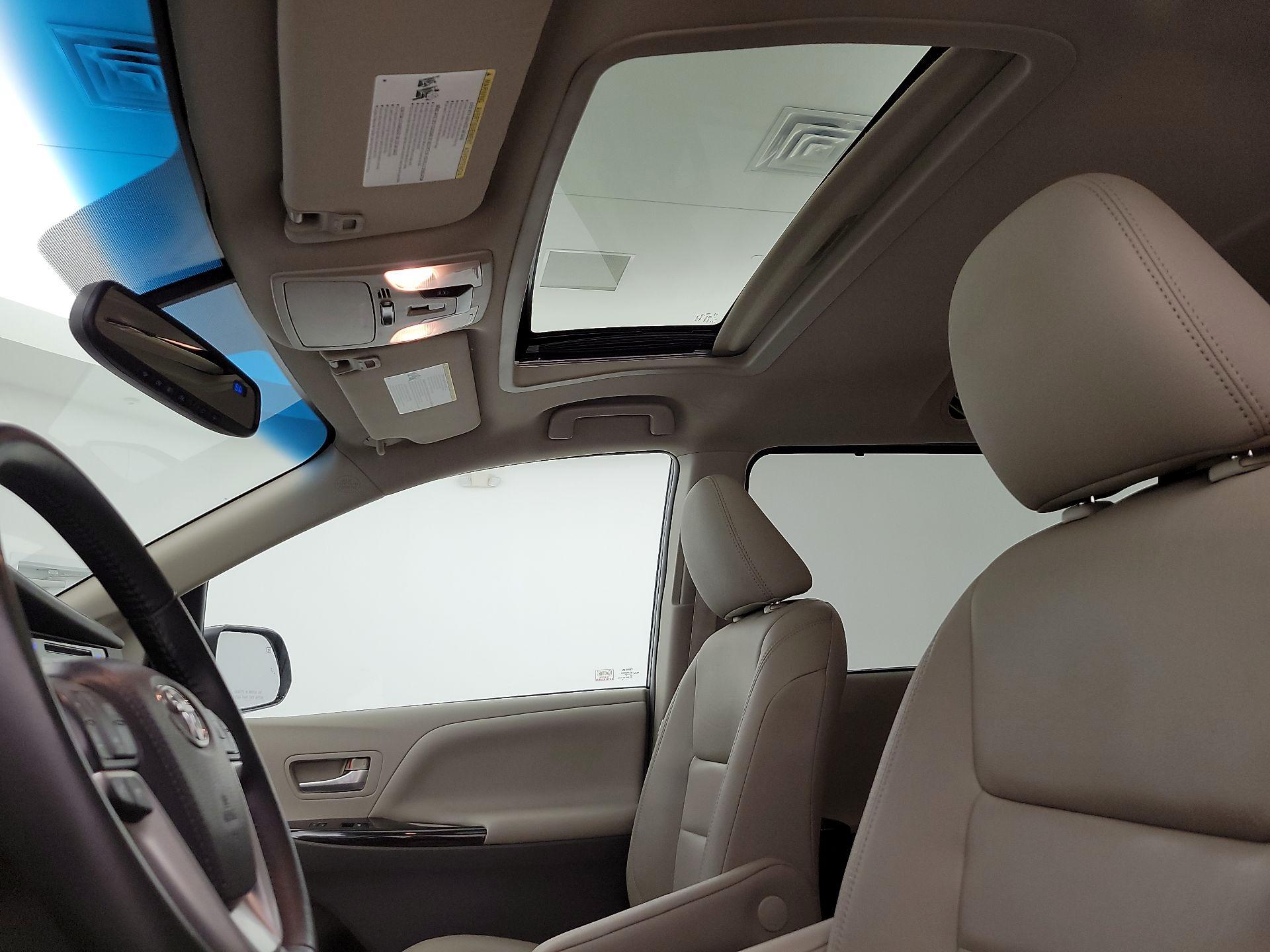 Thumbnail: 2015 Toyota Sienna - 19