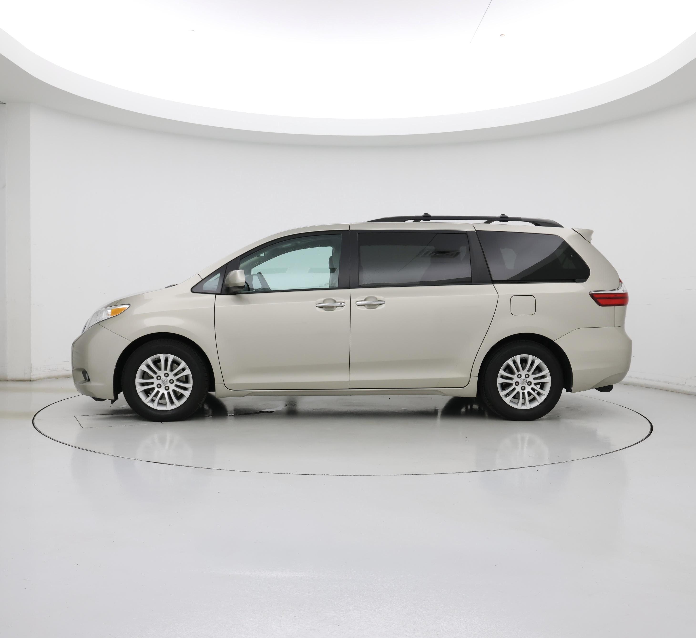 Thumbnail: 2015 Toyota Sienna - 3