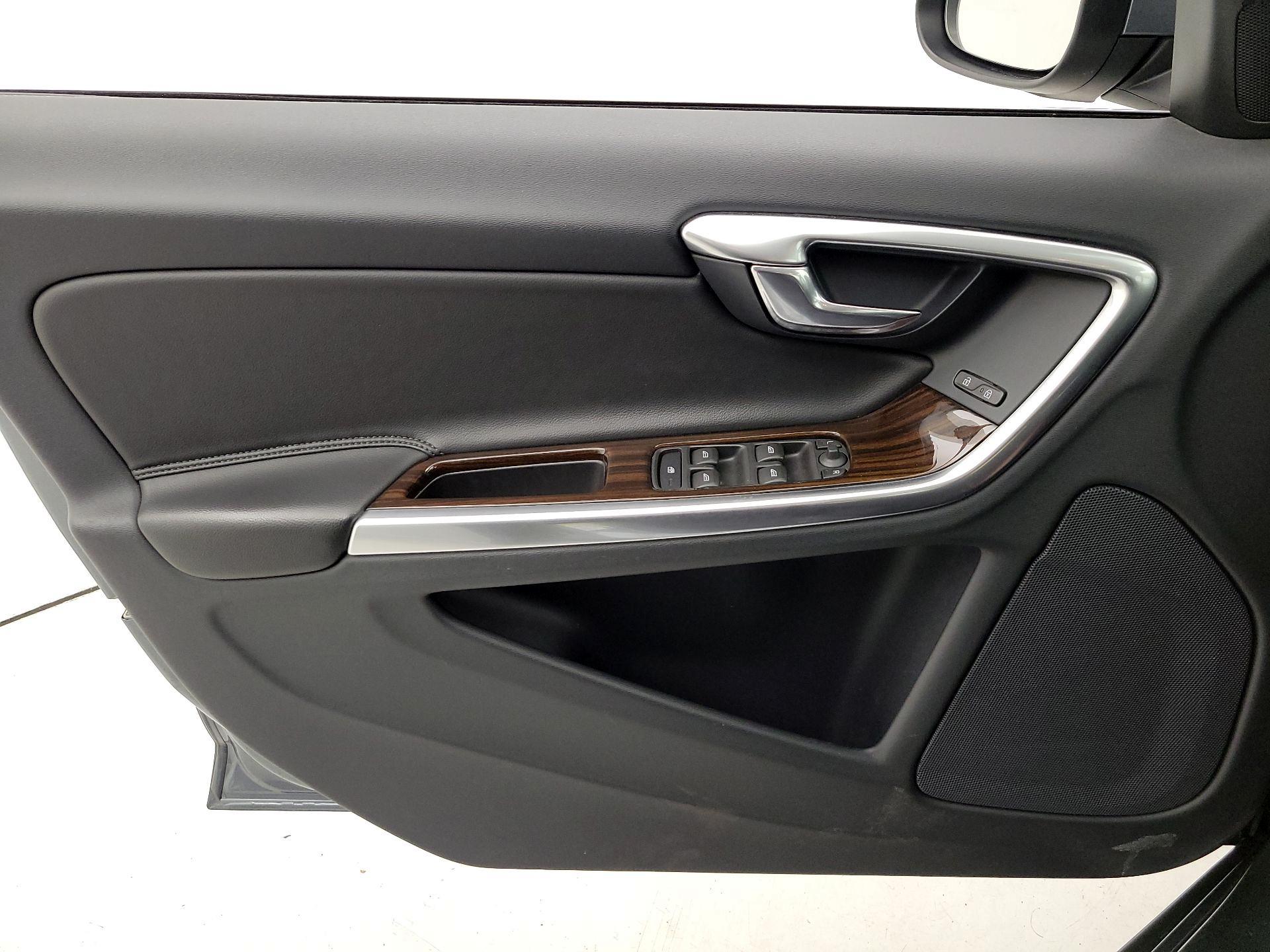 Thumbnail: 2017 Volvo V60 - 12