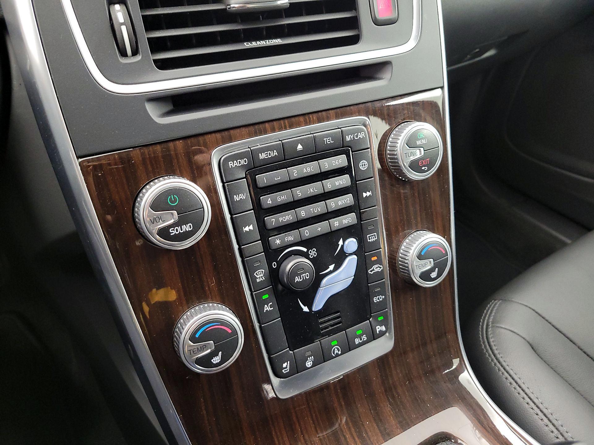 Thumbnail: 2017 Volvo V60 - 16