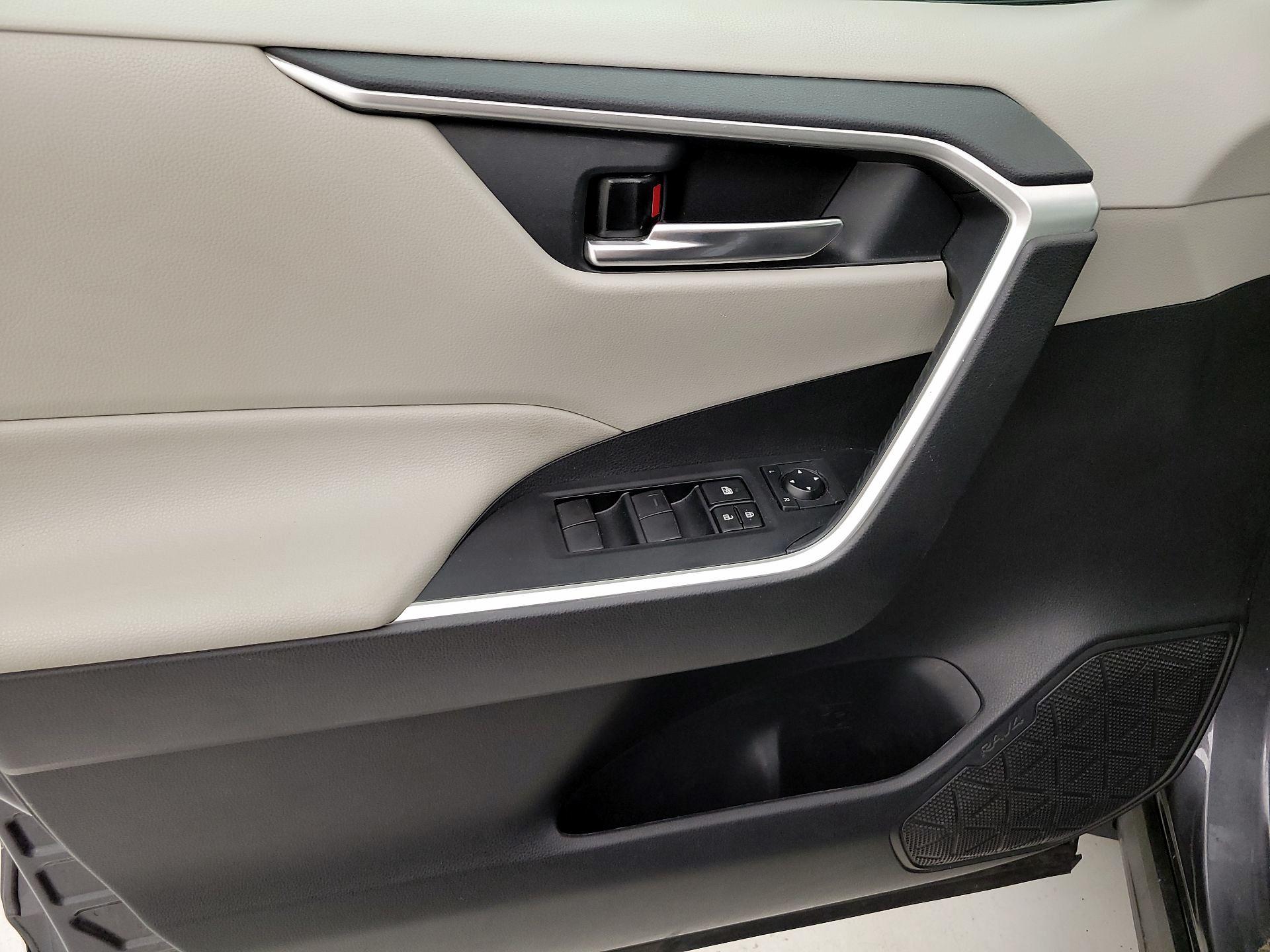 Thumbnail: 2020 Toyota RAV4 - 12