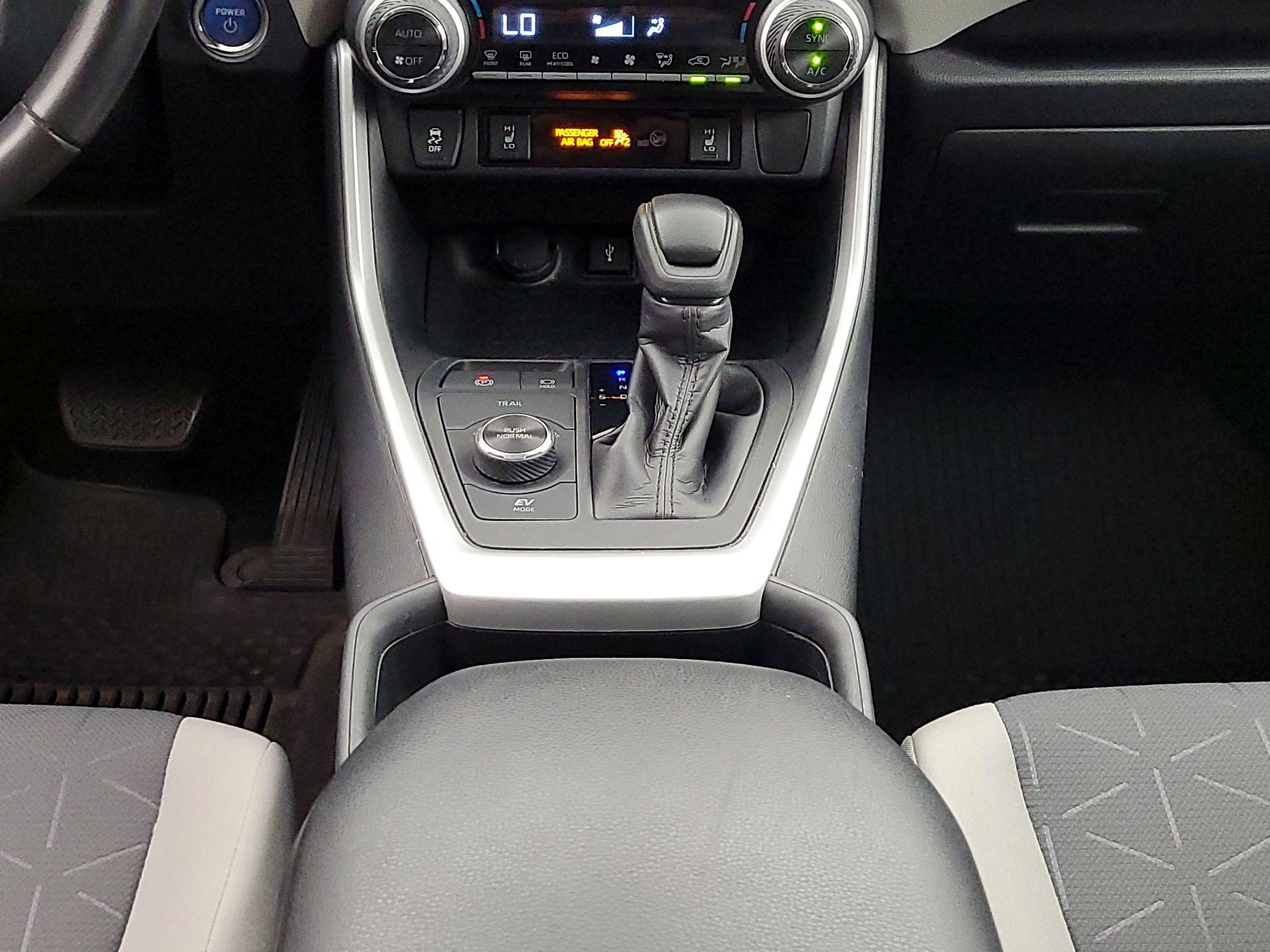 Thumbnail: 2020 Toyota RAV4 - 17