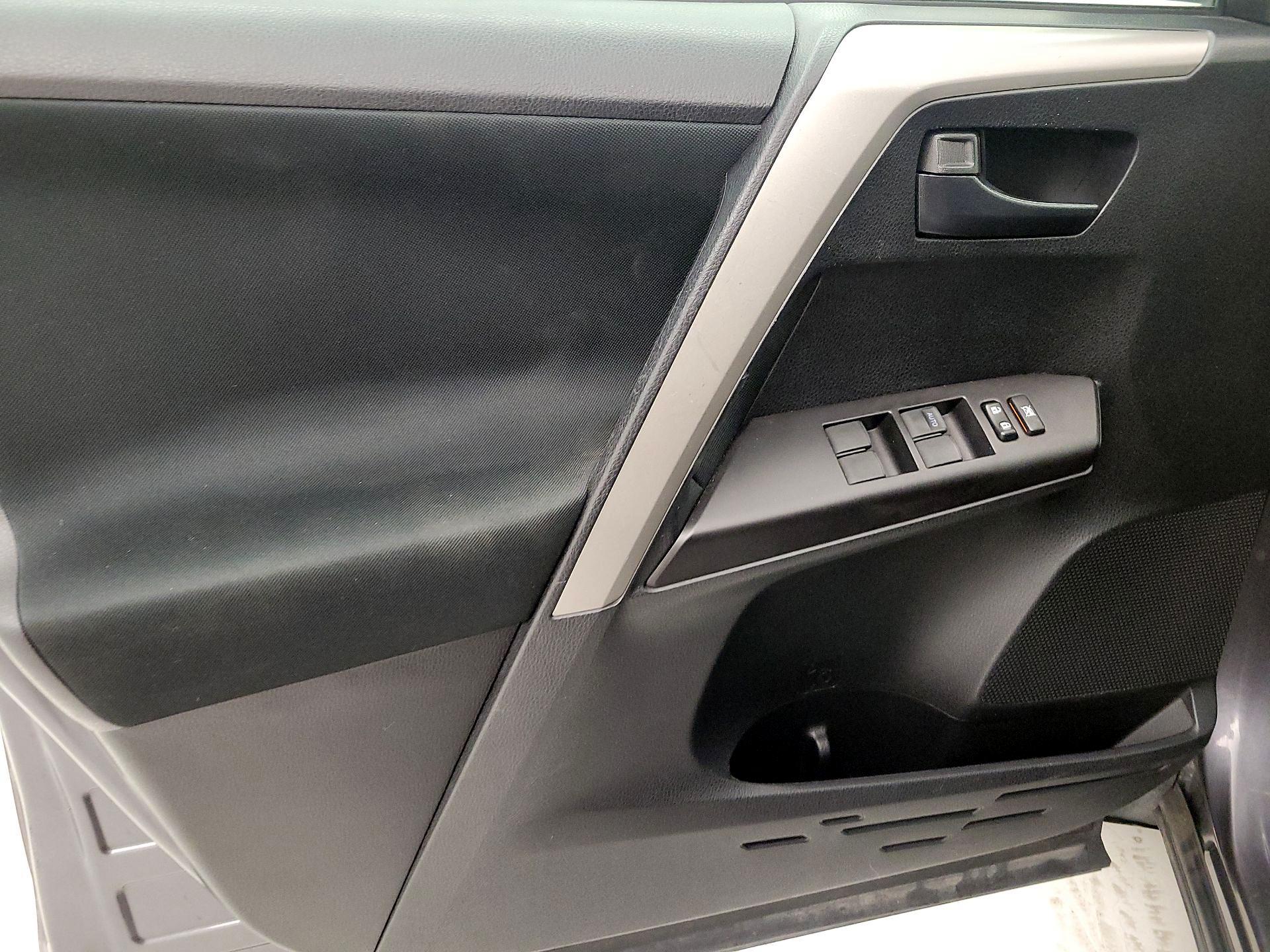 Thumbnail: 2016 Toyota RAV4 - 12