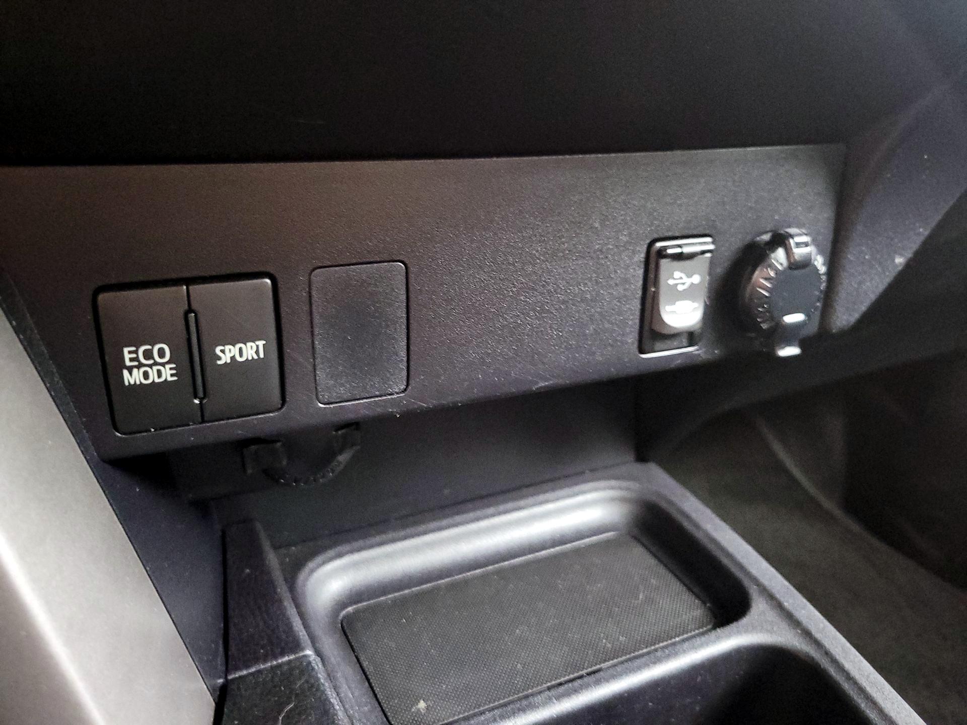 Thumbnail: 2016 Toyota RAV4 - 18