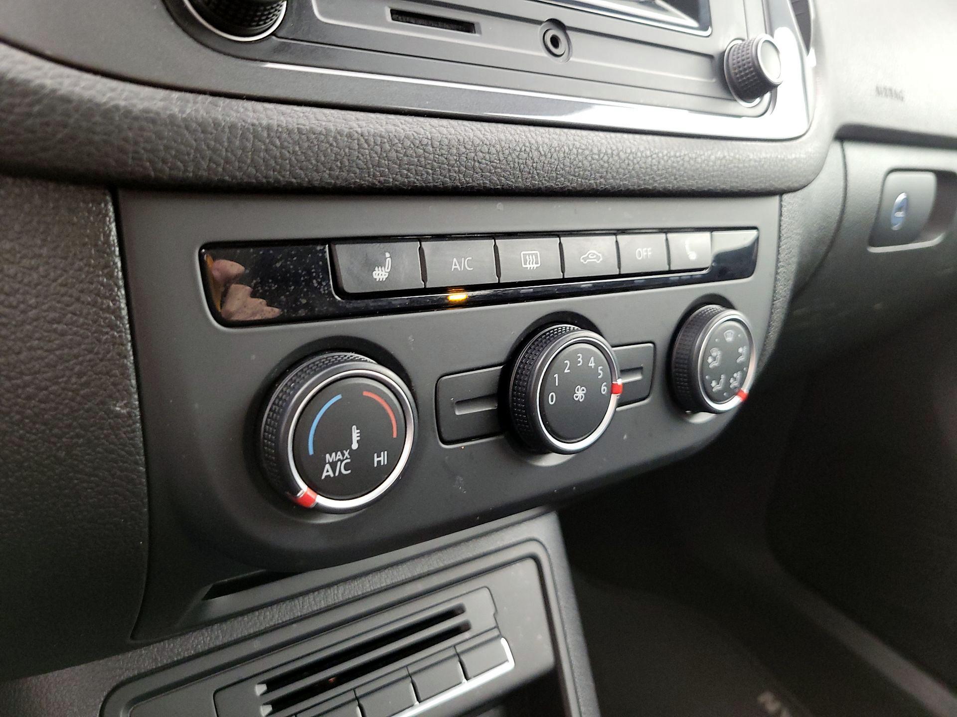 Thumbnail: 2016 Volkswagen Tiguan - 16