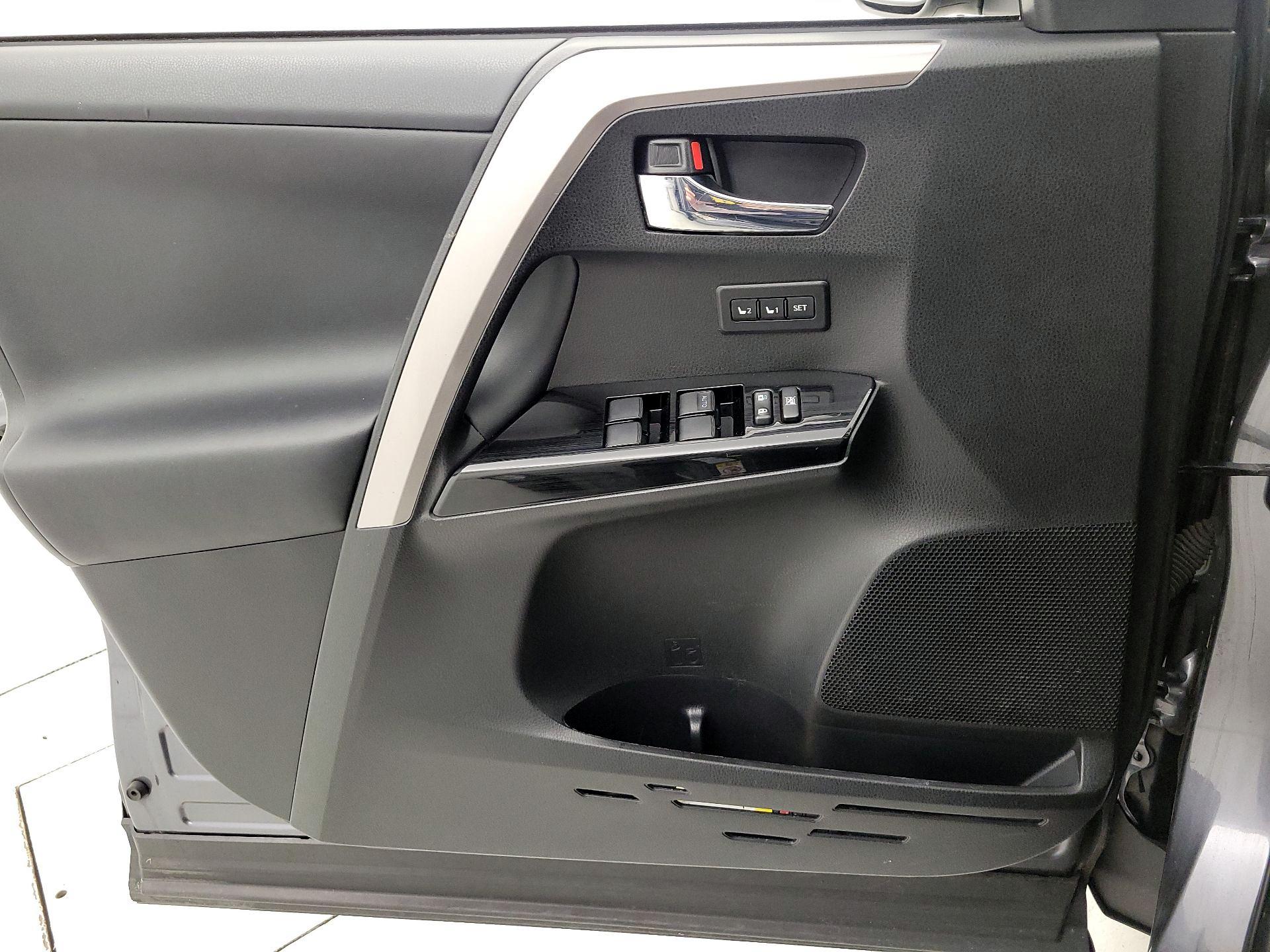 Thumbnail: 2016 Toyota RAV4 - 12