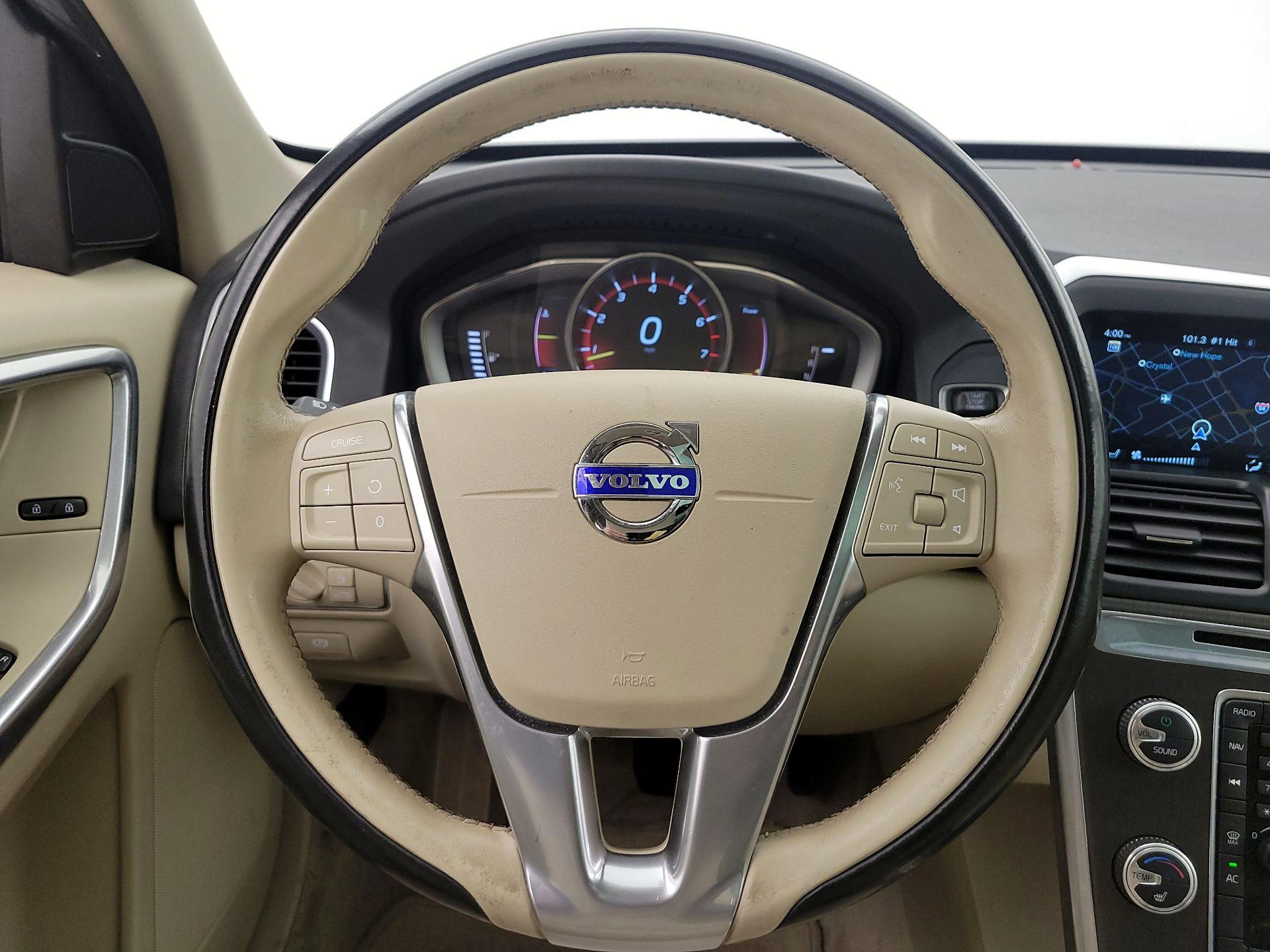 Thumbnail: 2016 Volvo XC60 - 10