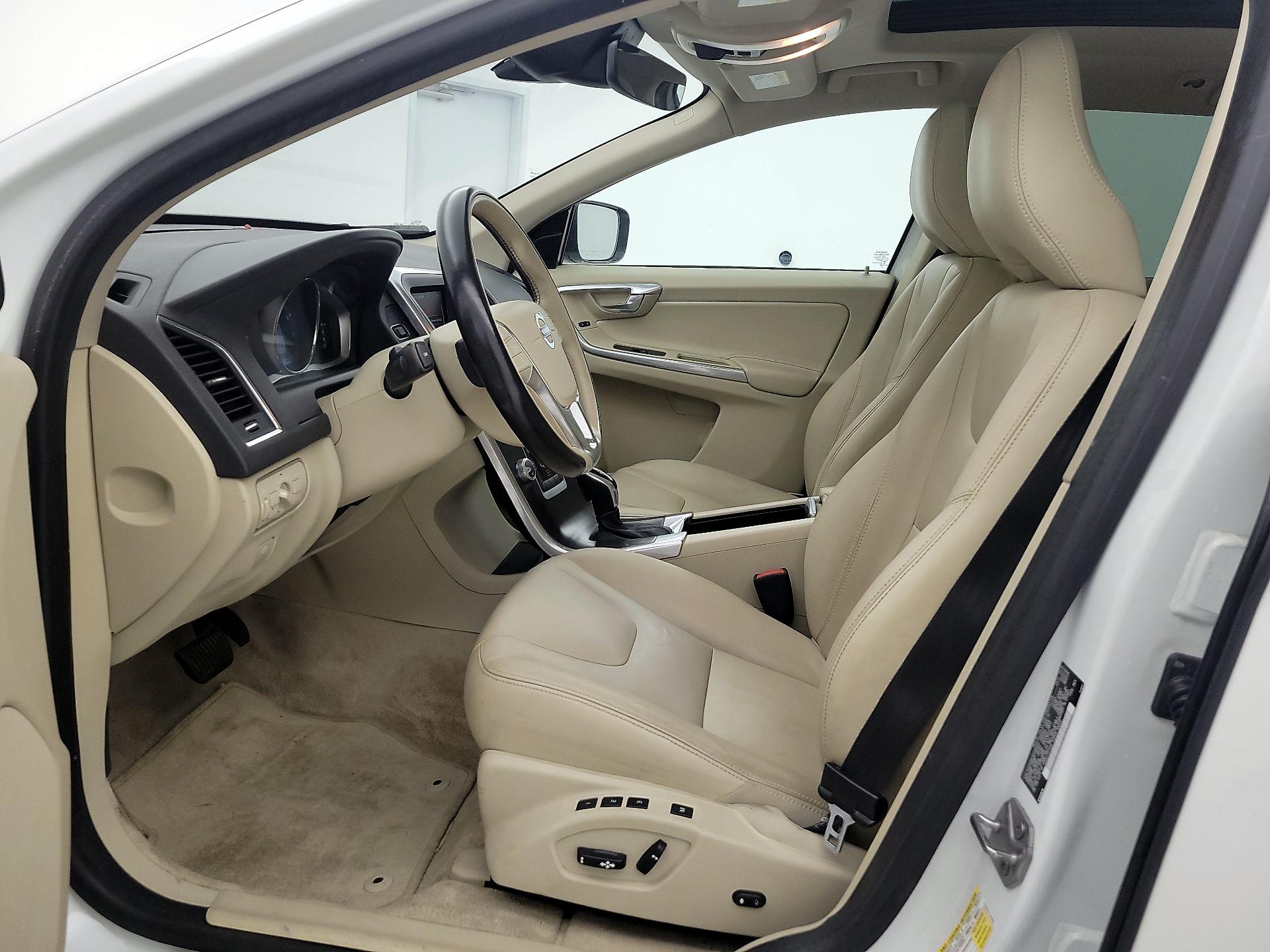 Thumbnail: 2016 Volvo XC60 - 11