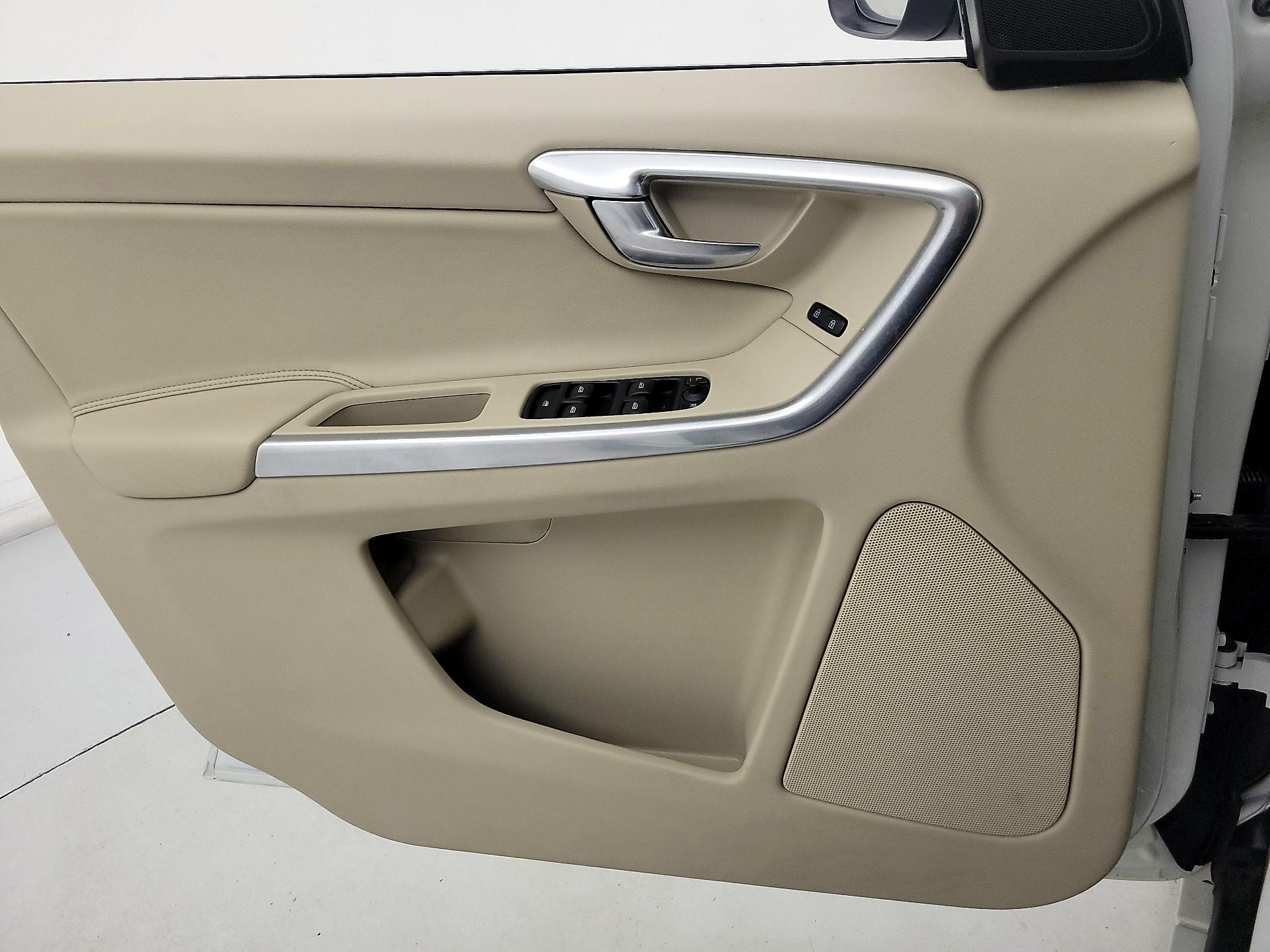 Thumbnail: 2016 Volvo XC60 - 12