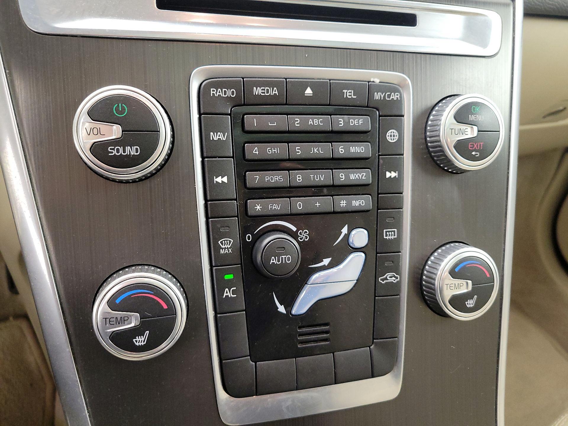 Thumbnail: 2016 Volvo XC60 - 16