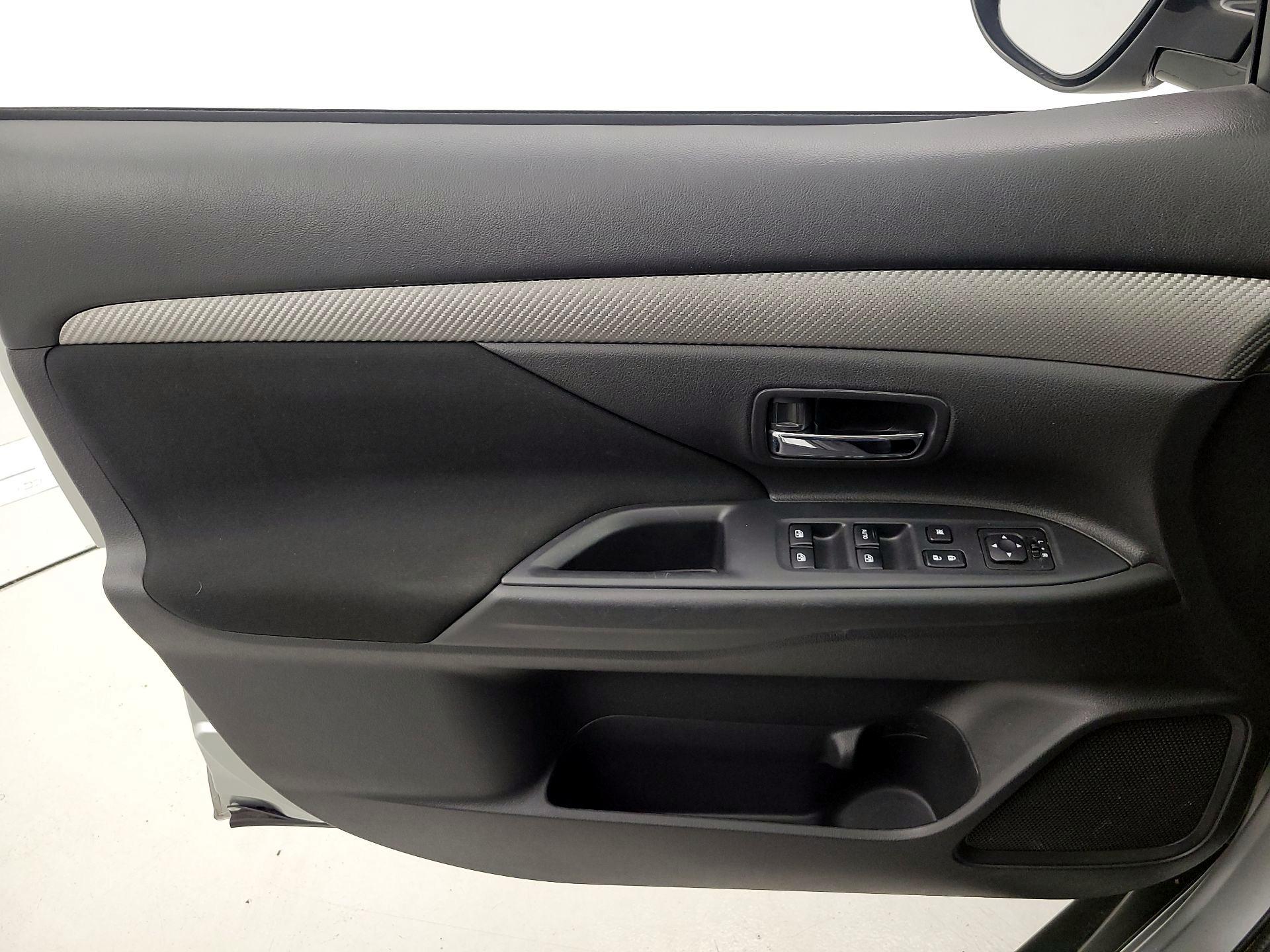 Thumbnail: 2018 Mitsubishi Outlander - 12