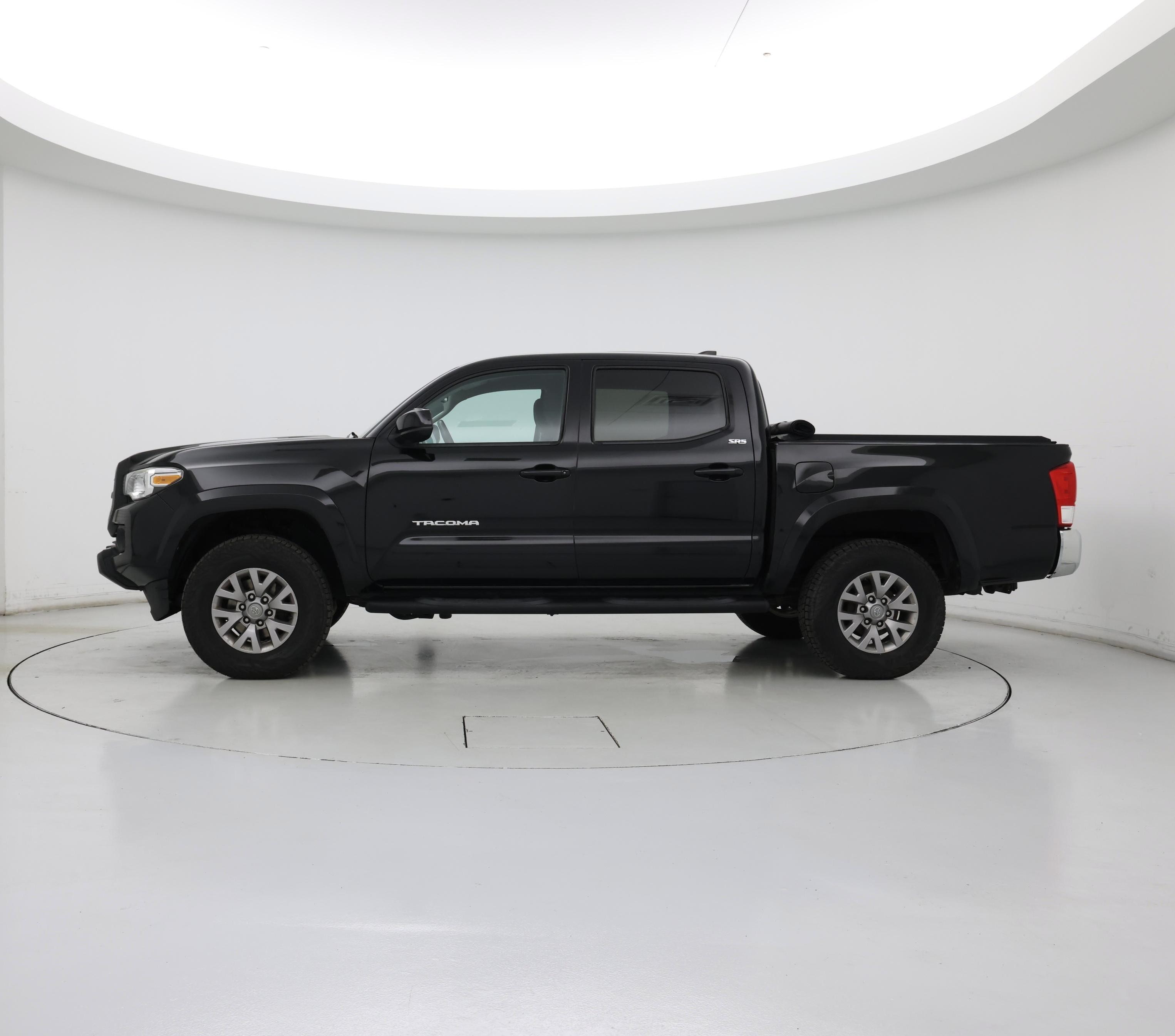 Thumbnail: 2017 Toyota Tacoma - 3