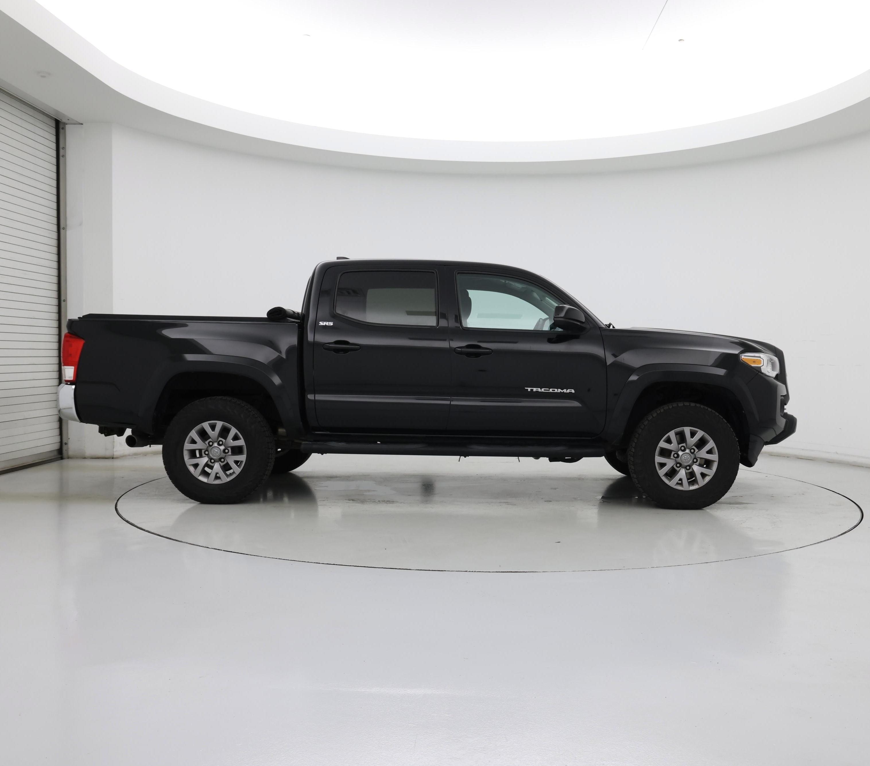 Thumbnail: 2017 Toyota Tacoma - 7