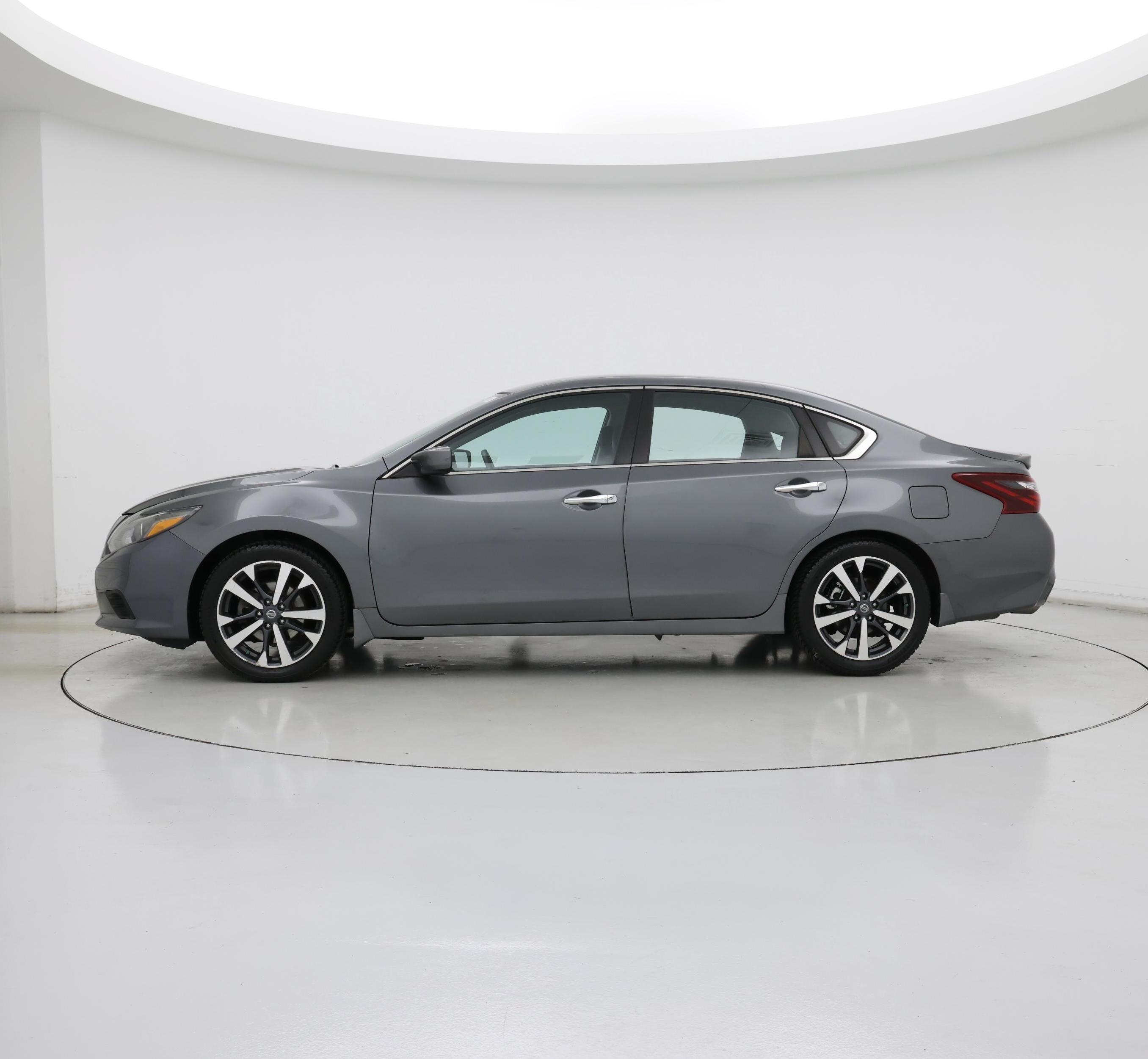 Thumbnail: 2017 Nissan Altima - 3