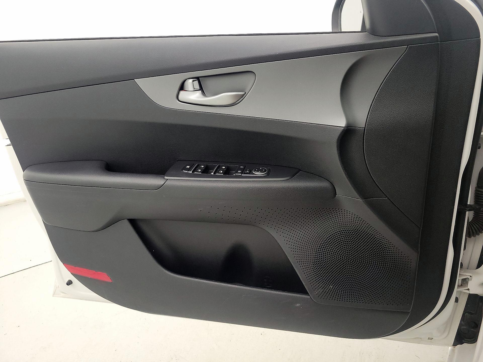 Thumbnail: 2019 Kia Forte - 12