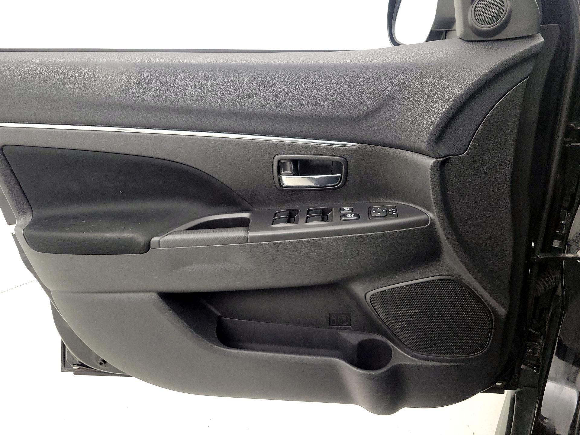 Thumbnail: 2014 Mitsubishi Outlander Sport - 12