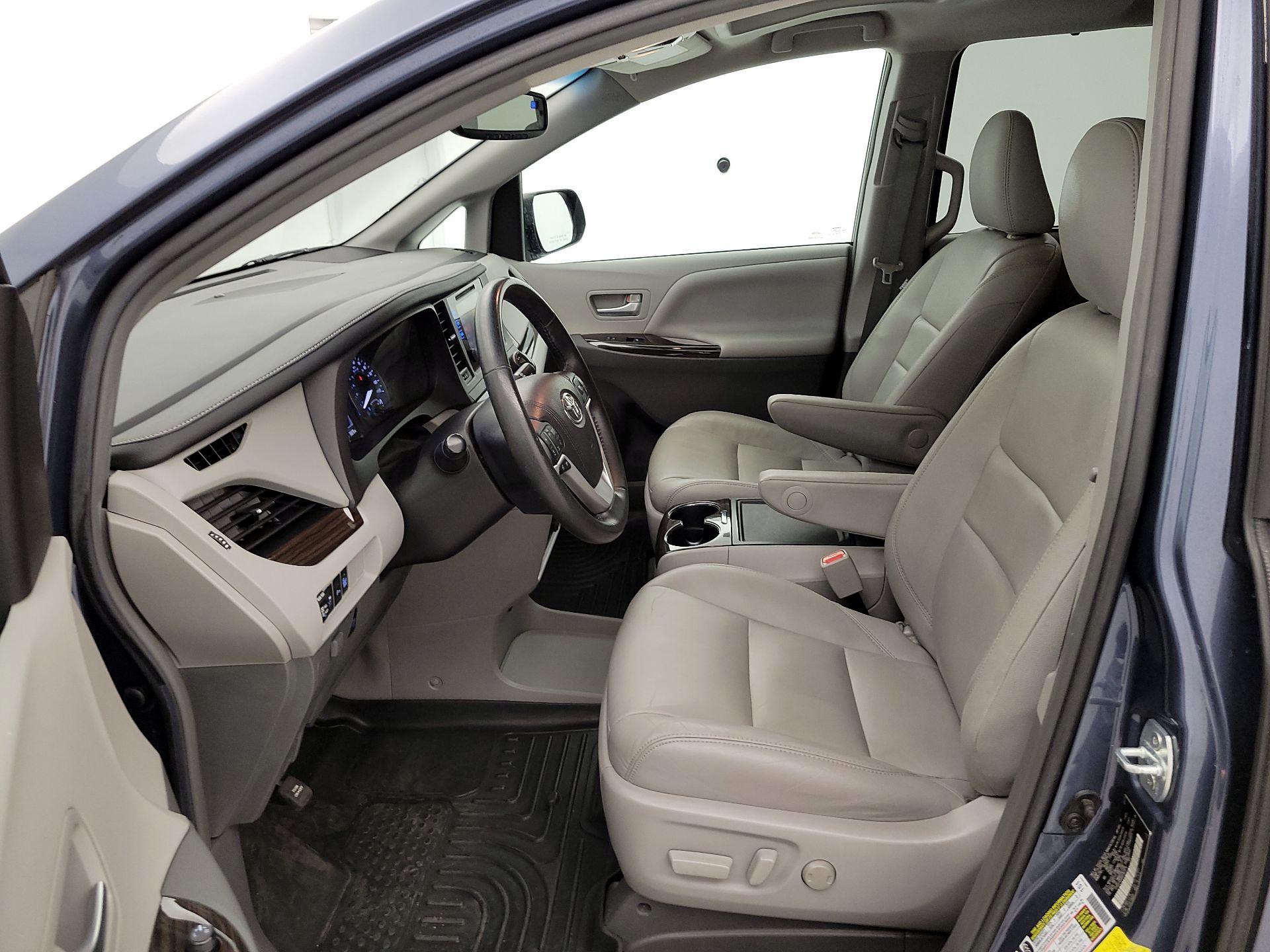 Thumbnail: 2017 Toyota Sienna - 11