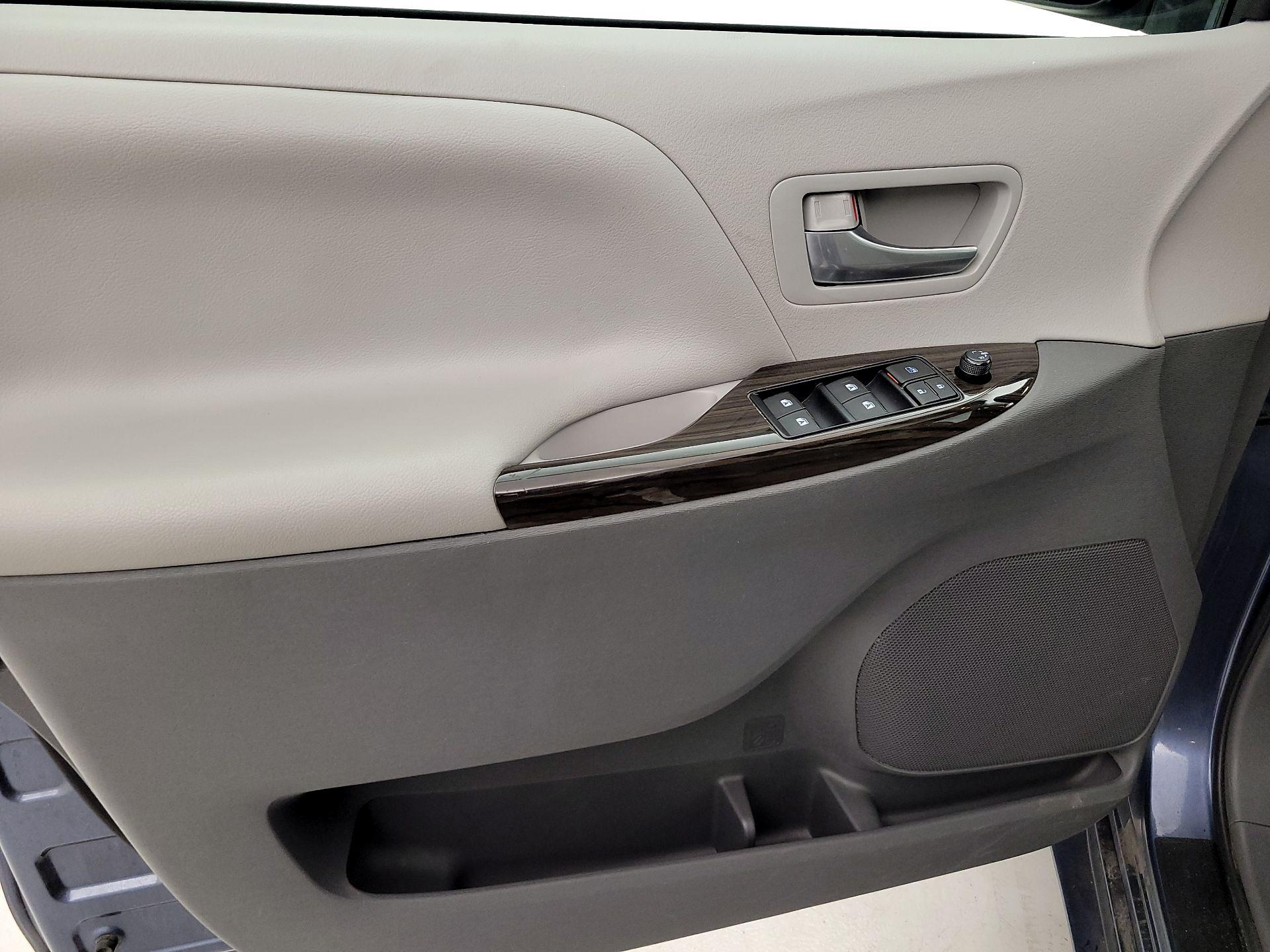 Thumbnail: 2017 Toyota Sienna - 12