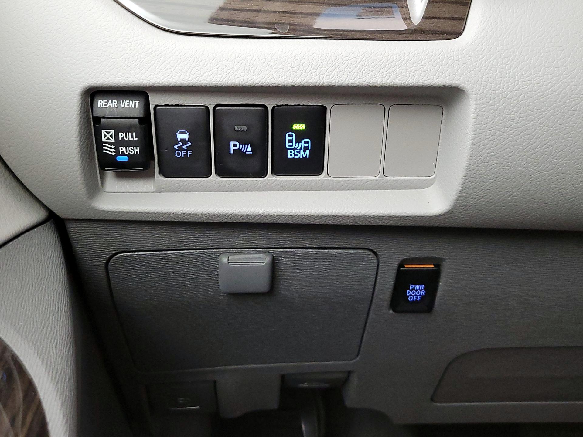 Thumbnail: 2017 Toyota Sienna - 13