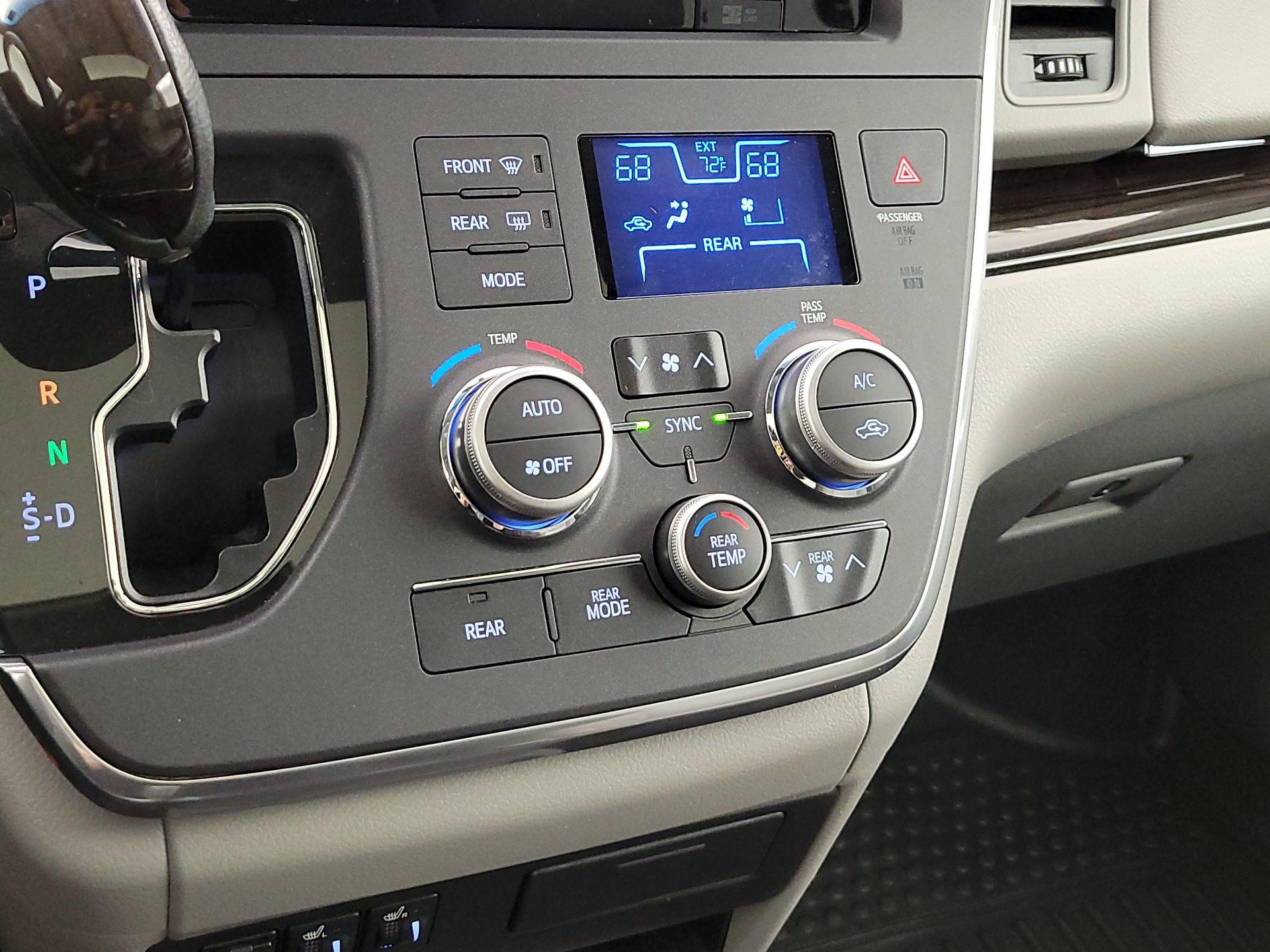 Thumbnail: 2017 Toyota Sienna - 17