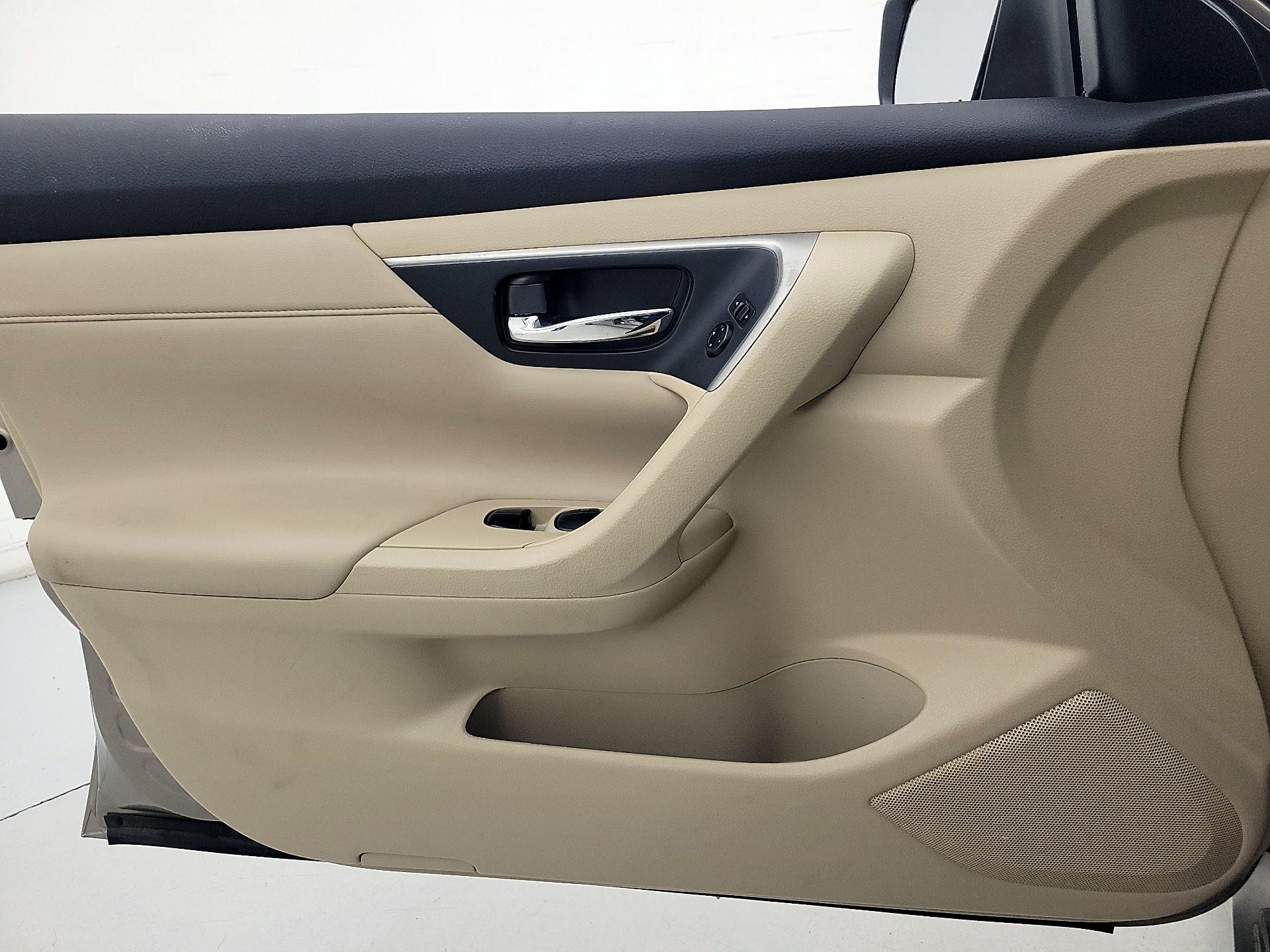 Thumbnail: 2015 Nissan Altima - 12