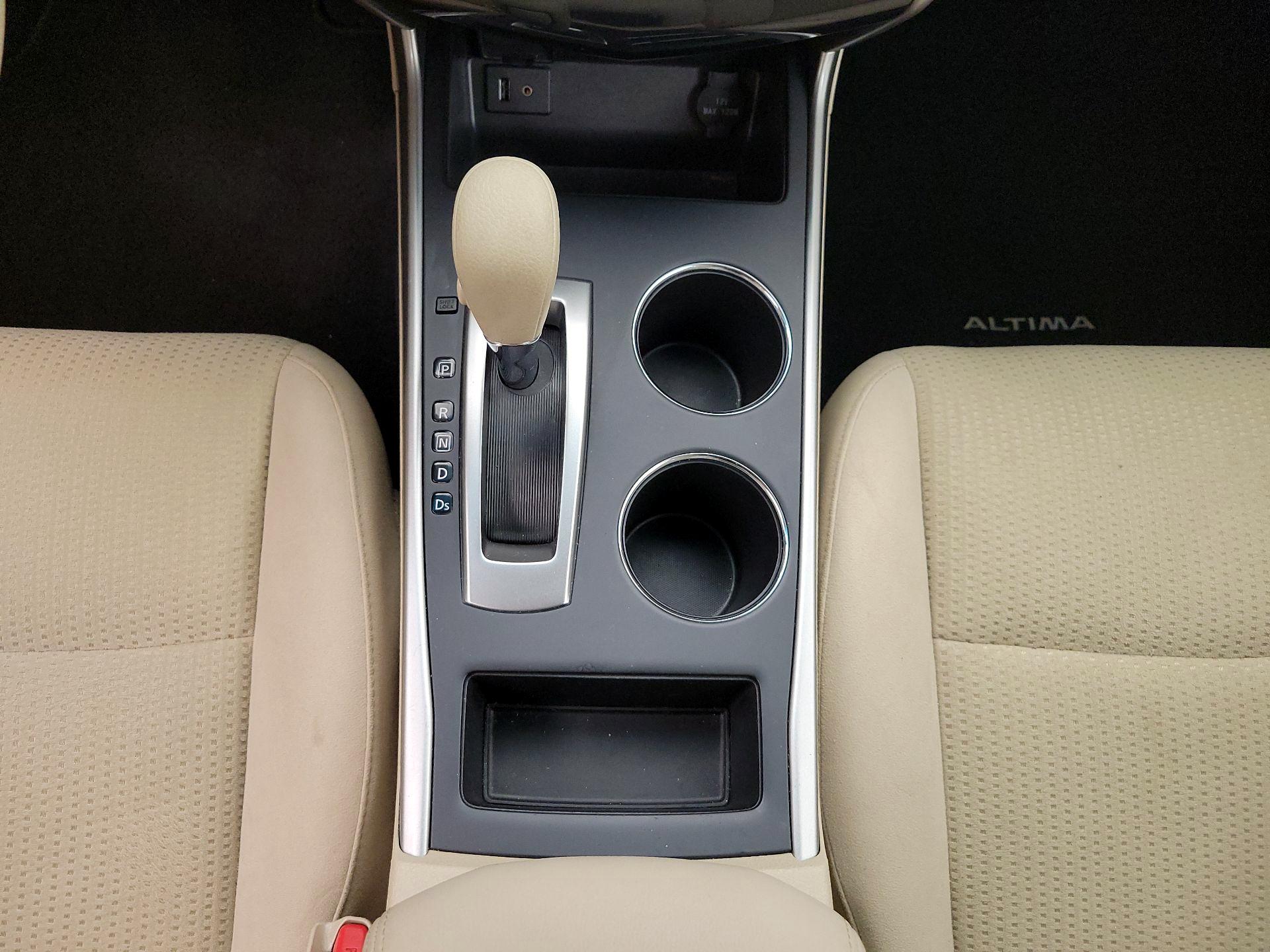 Thumbnail: 2015 Nissan Altima - 17